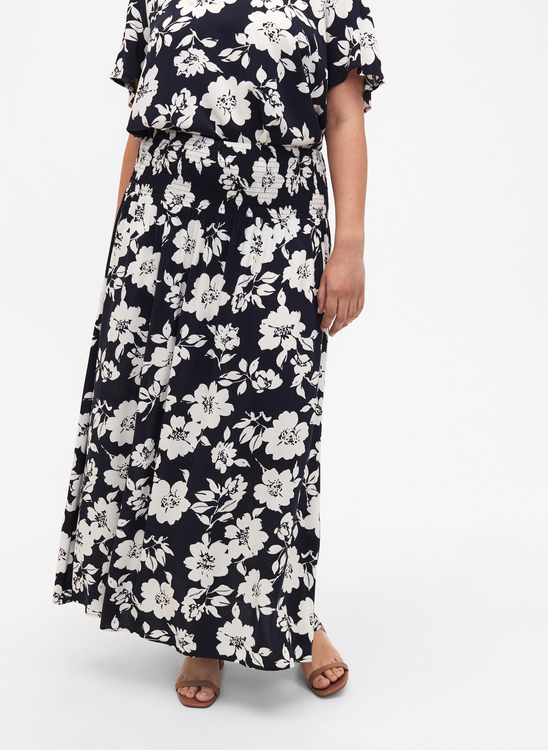 Zizzi FLASH - Maxi rok in viscose met smokwerk, Blauw, Model image number 3