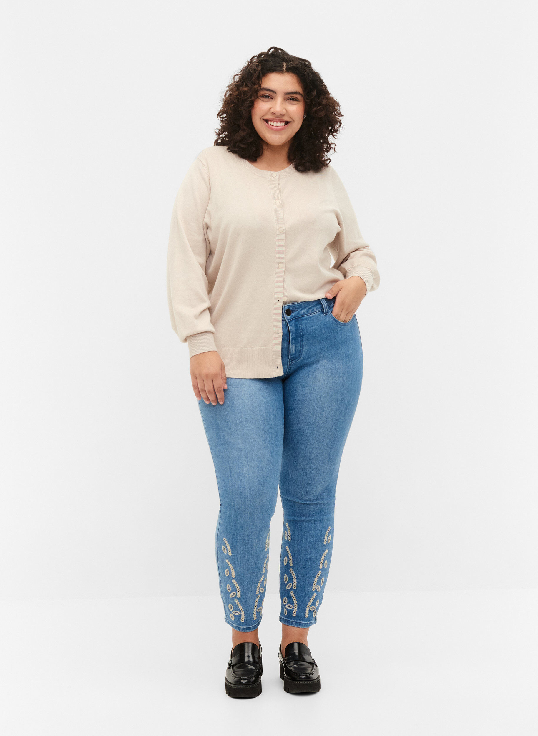 Zizzi Cropped Emily jeans met borduursel, Blue denim, Model image number 0