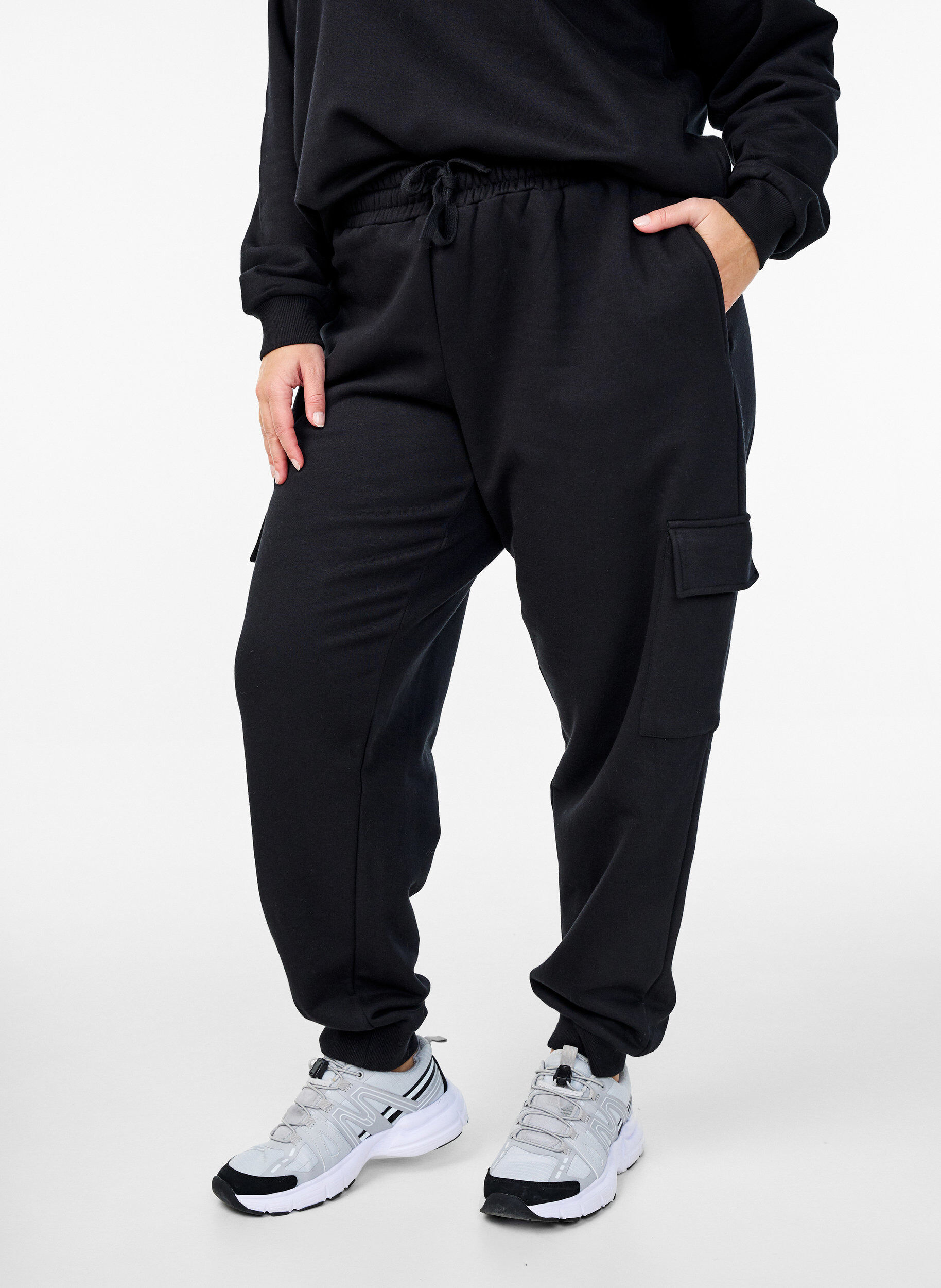 Zizzi Cargo broek in zachte sweatstof, Zwart, Model image number 2