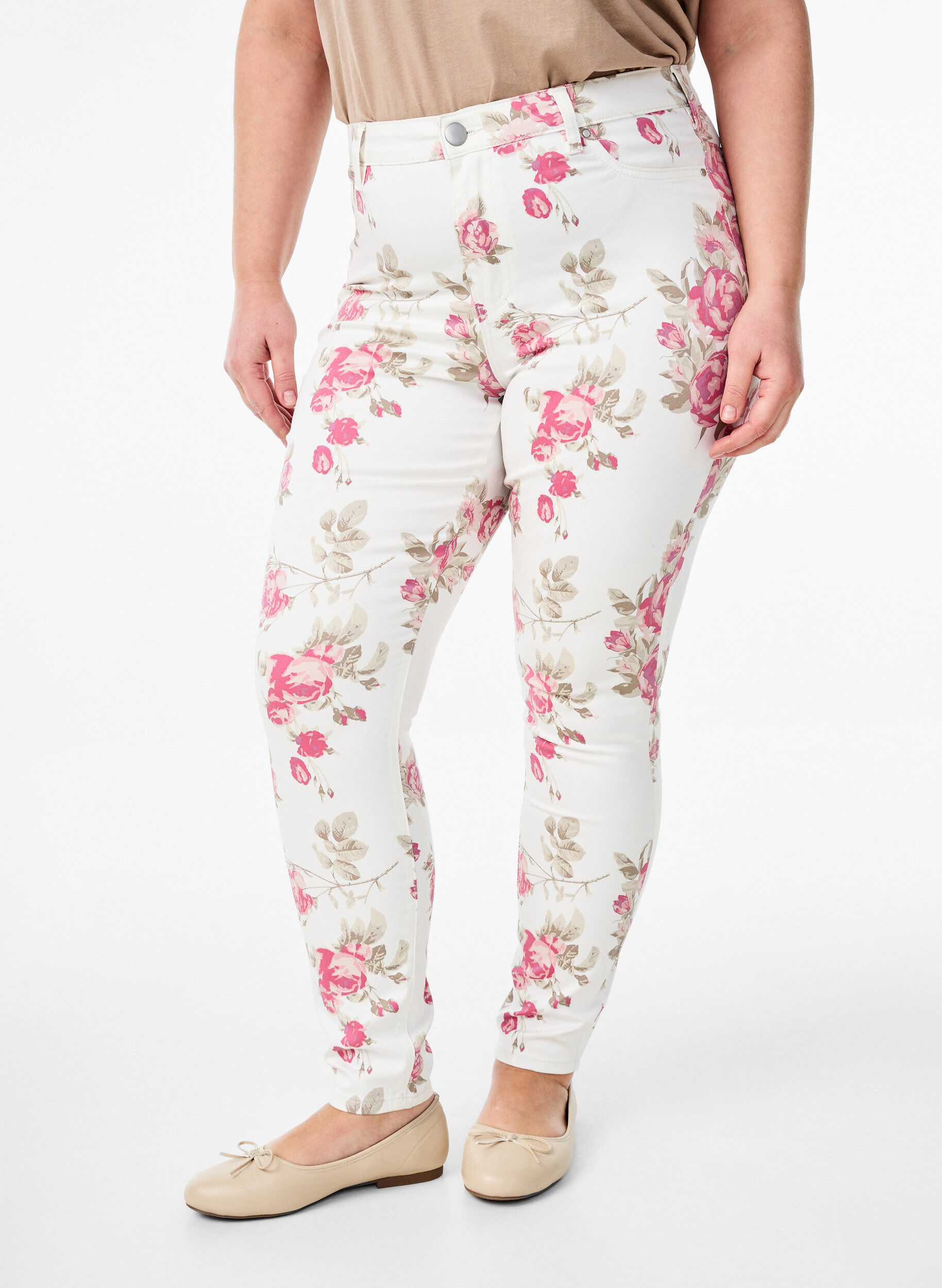 Zizzi Superslanke Amy jeans met bloemenprint, Vanille, Model image number 2
