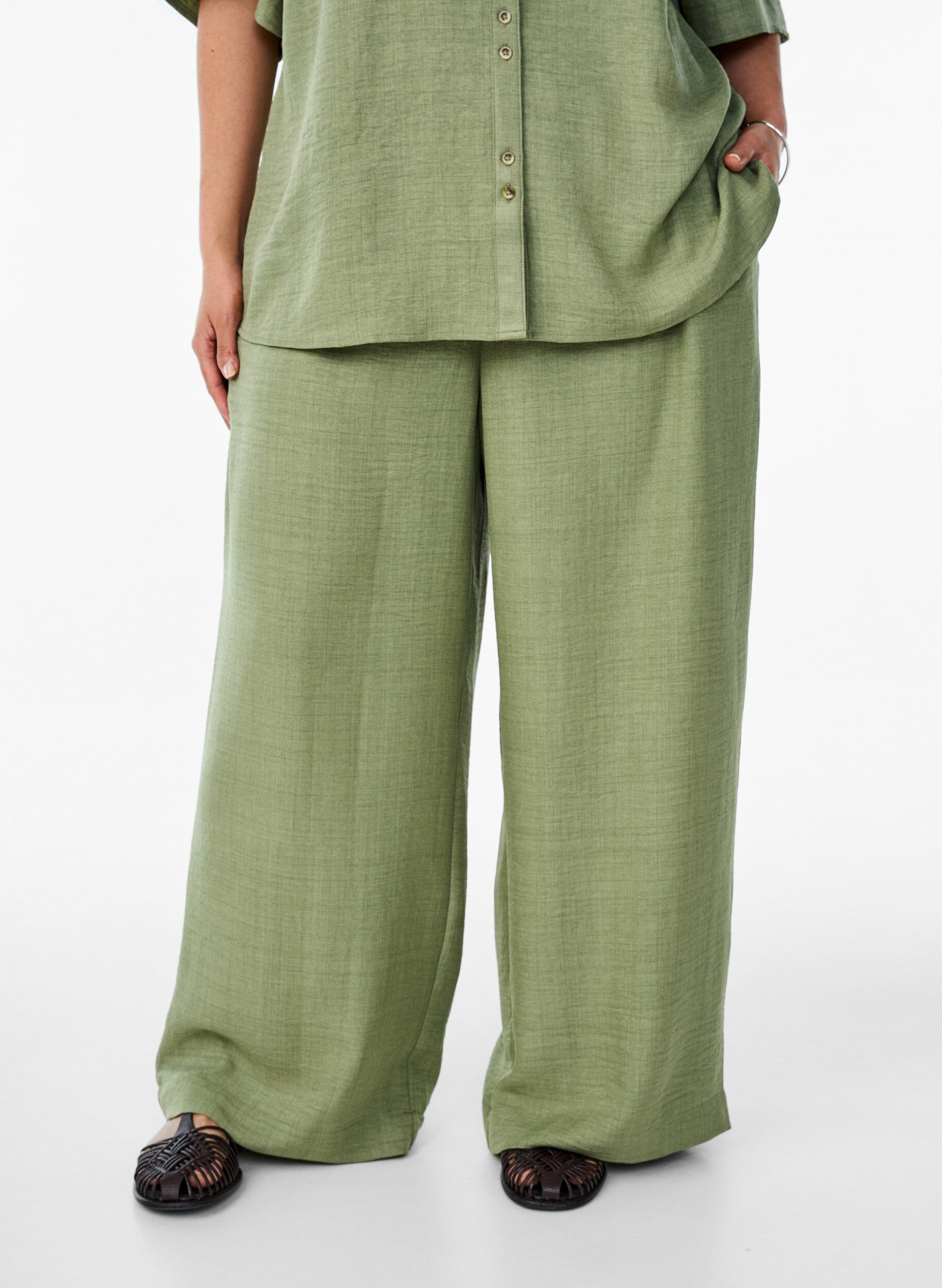 ZizziLosse broek met elastische tailleband en zakken, Groen, Model image number 2