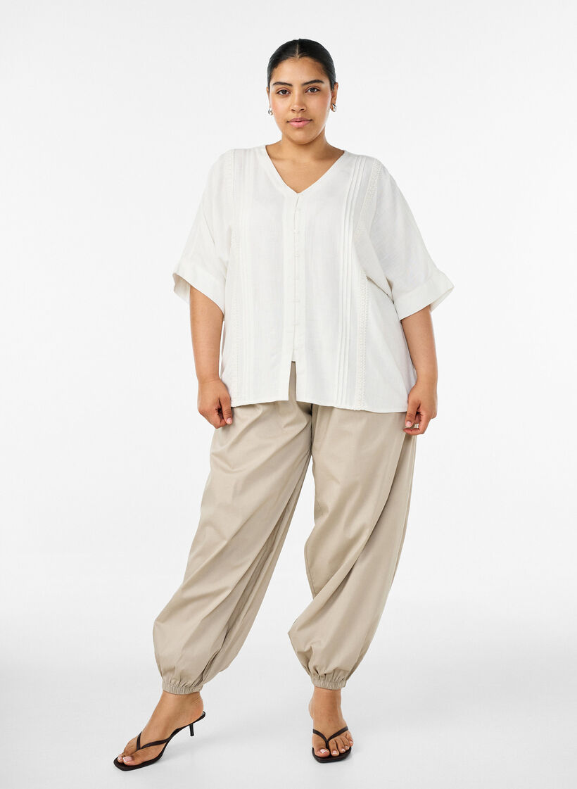 Viscose blouse met crochet detail en knopen, Vanille, Model image number 1