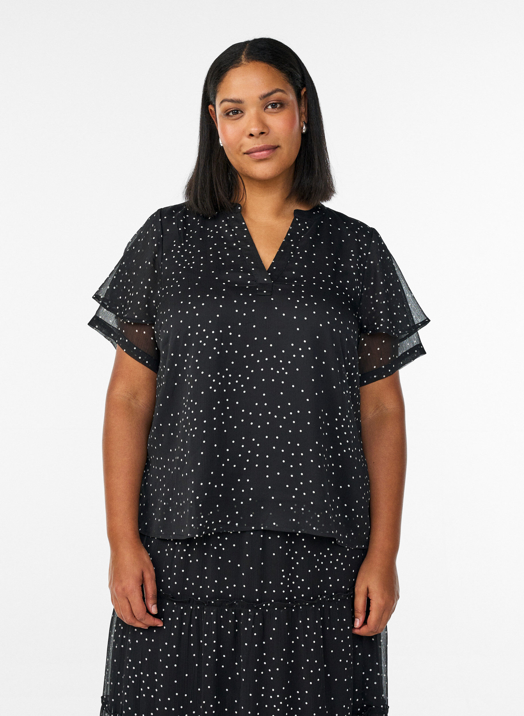 Zizzi Chiffon blouse met stippeltjes en mouwen met ruches, Zwart, Model image number 0