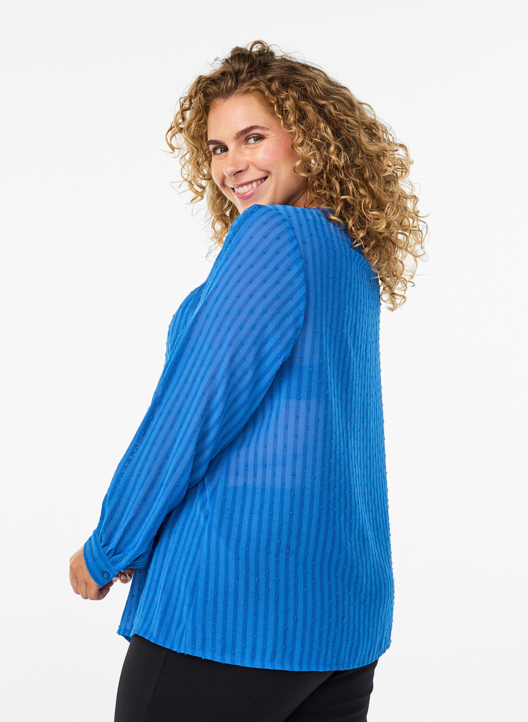 Zizzi Shirt met een gestructureerd stippenpatroon en borduurdetails, Blauw, Model image number 2