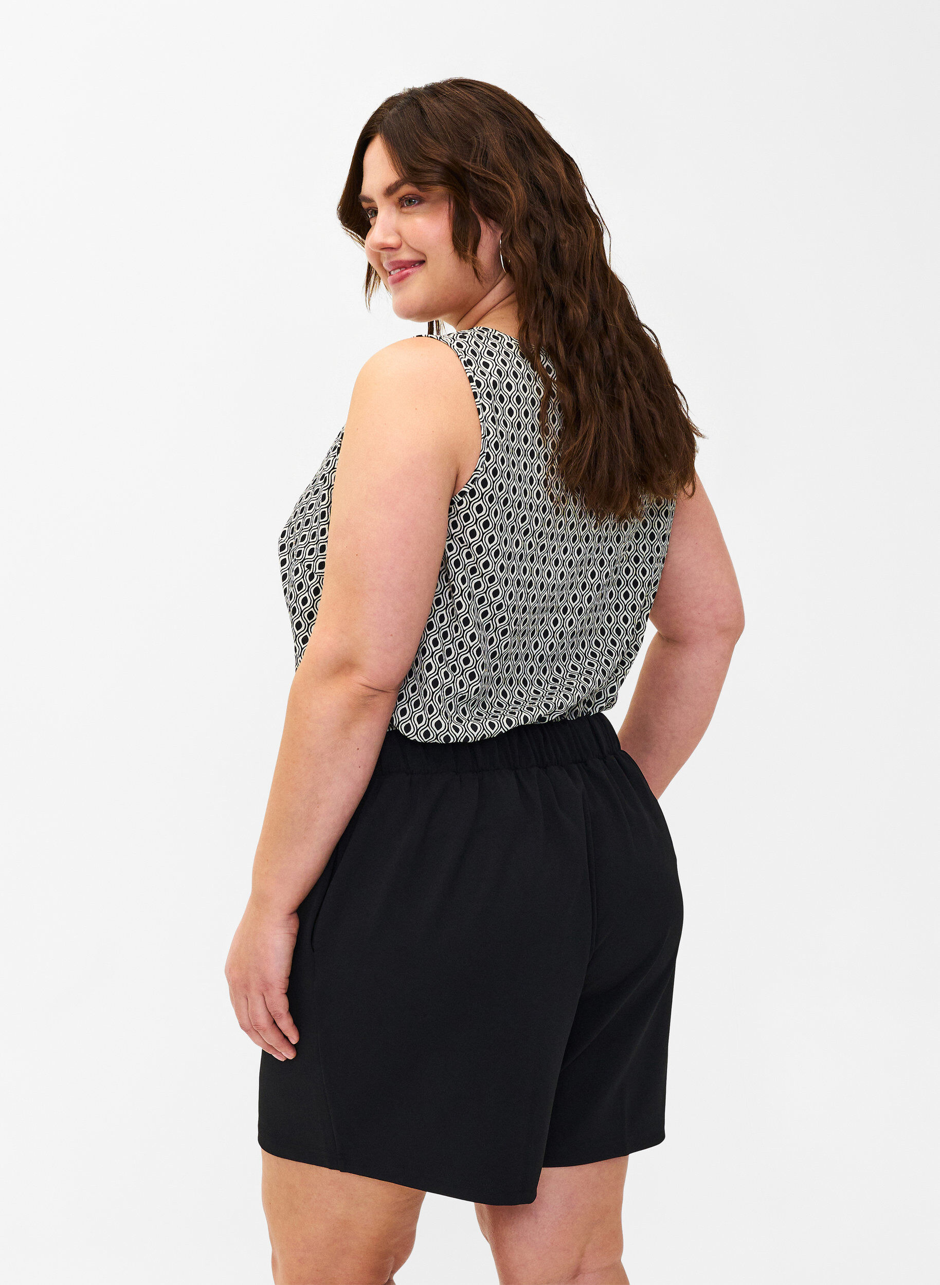 Zizzi FLASH - Korte broek met losse pasvorm en zakken, Zwart, Model image number 2