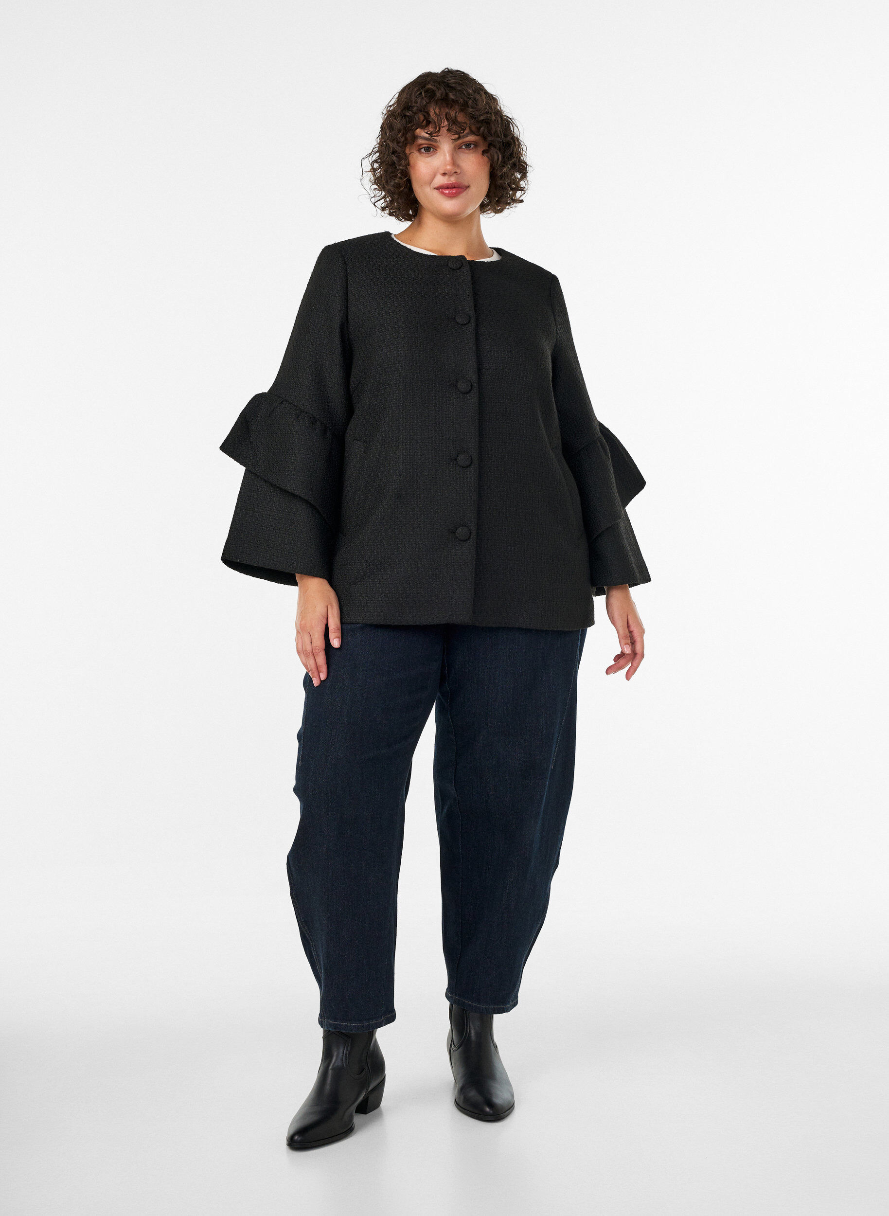 ZizziBoucl&eacute; jasje met ruchesdetails, Zwart, Model image number 1
