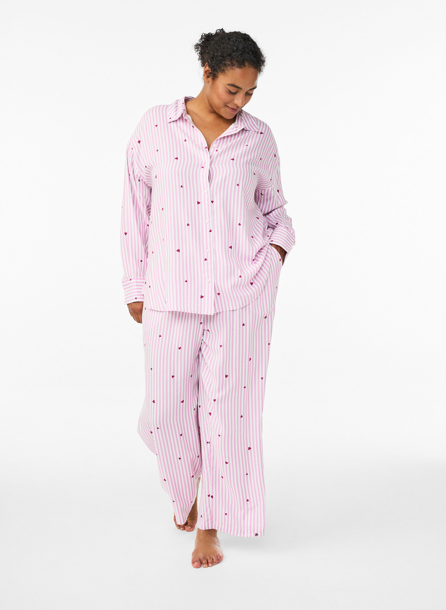 Zizzi Losse nachtborek met strepen en hartjes, Roze, Model image number 0