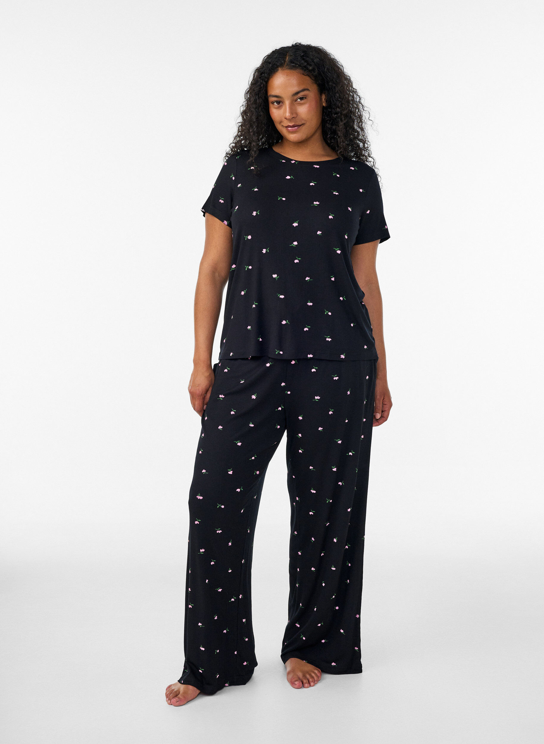 Pyjamabroek met geribde textuur en bloemenprint, Zwart, Model