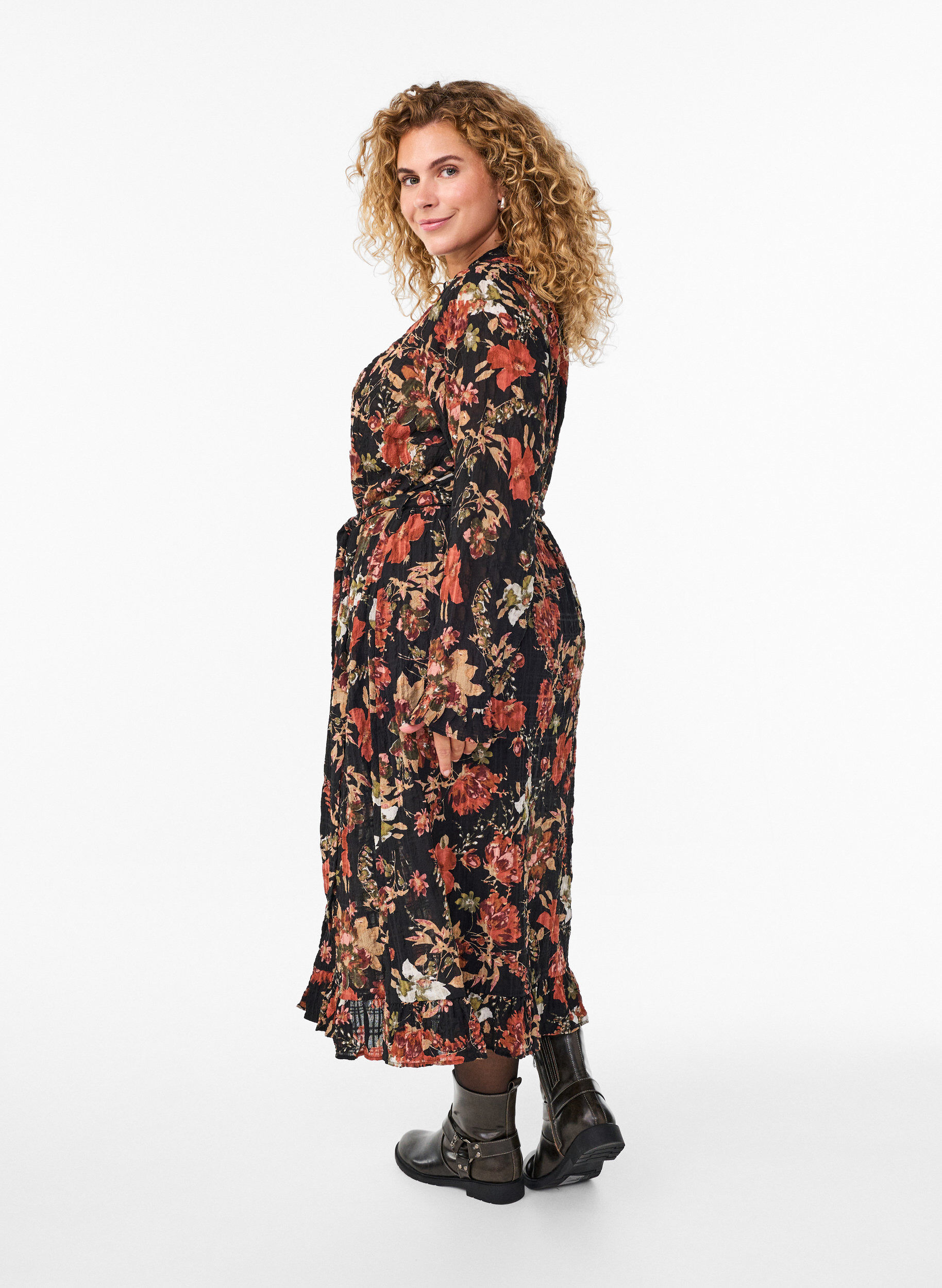 Zizzi Midi-jurk met bloemenprint en afneembare strikceintuur, Zwart, Model image number 1