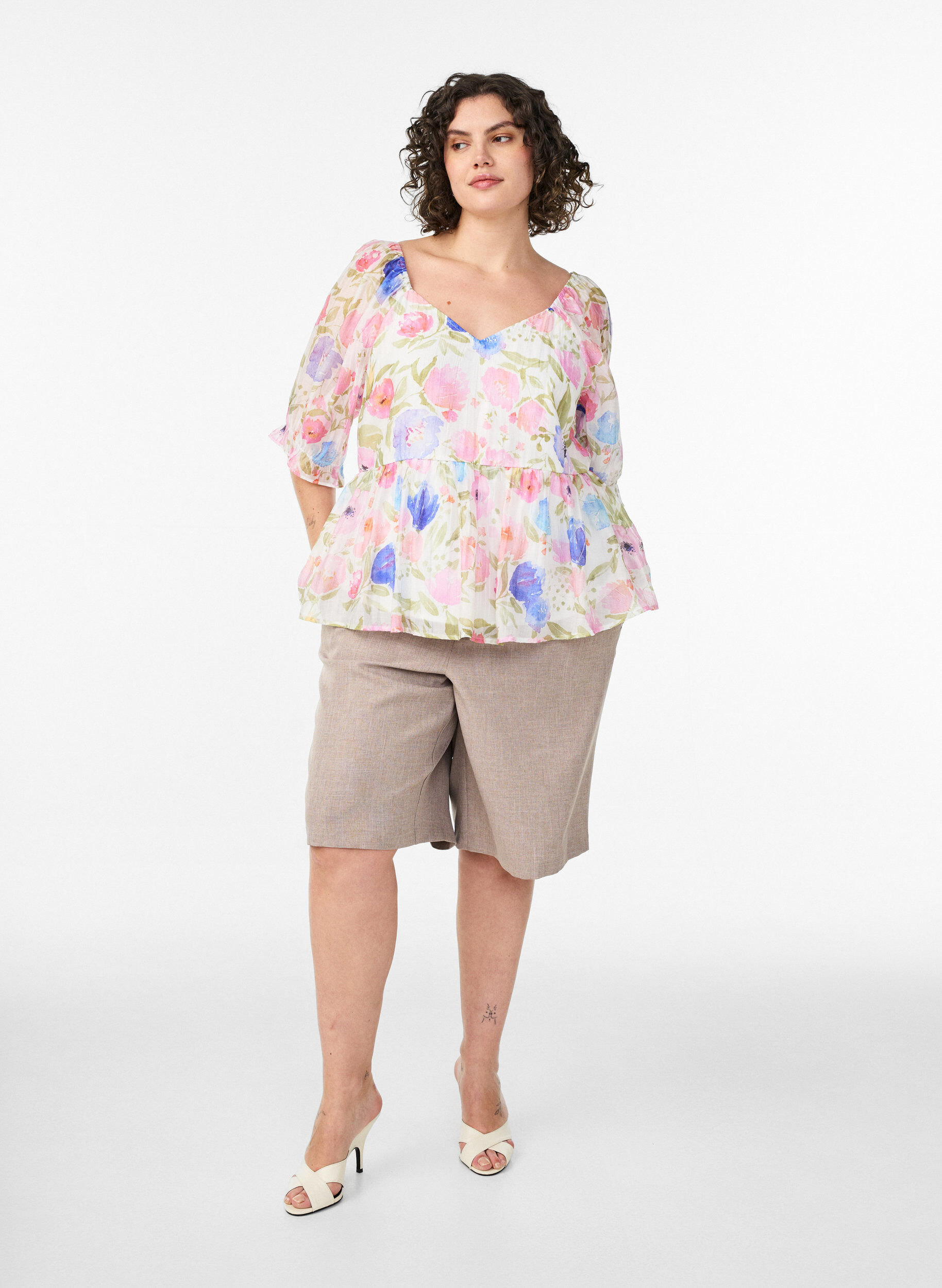 Zizzi Lyocell blouse met bloemenprint en hartvormige halslijn, Wit, Model image number 1