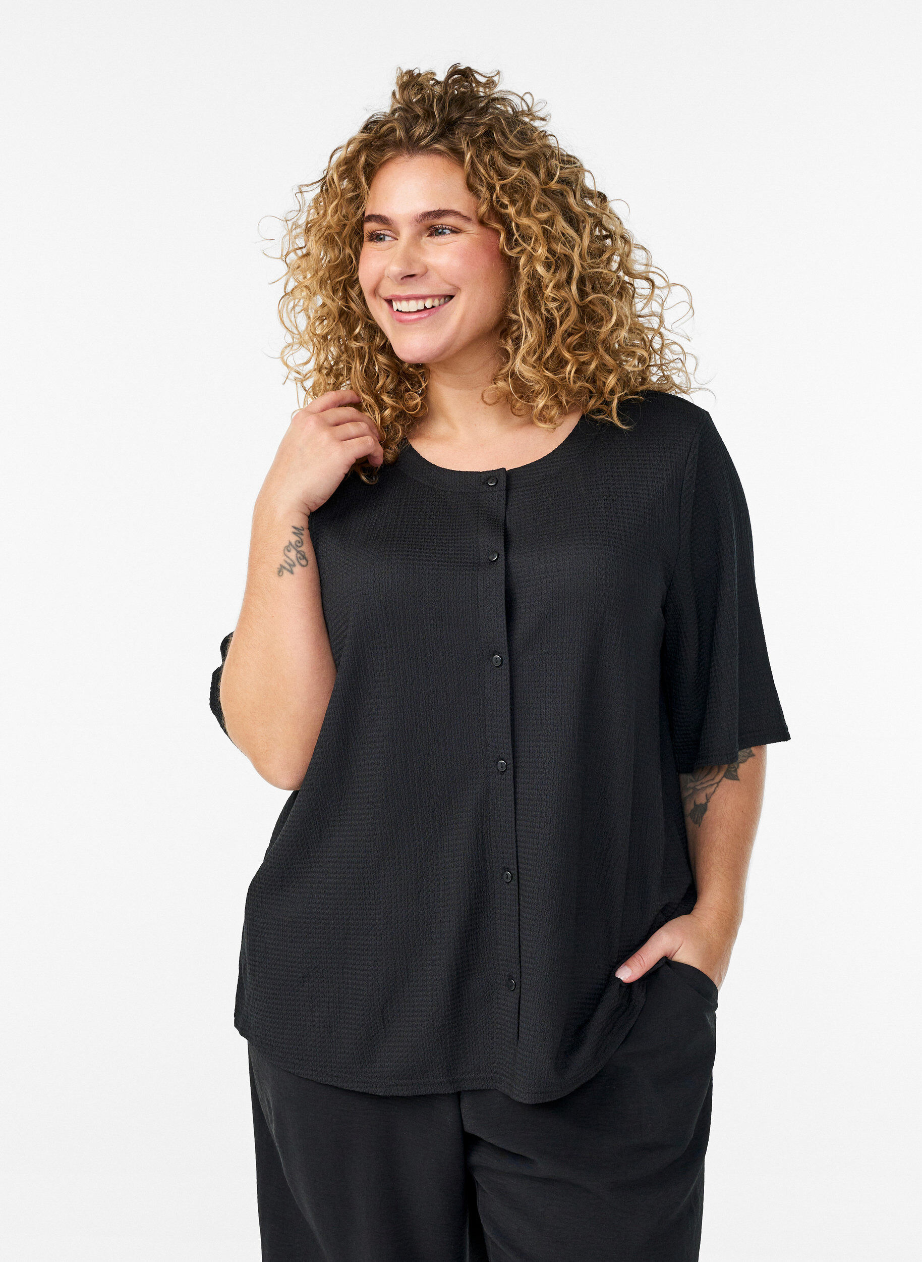 Zizzi Blouse met korte mouwen, structuur en knoopsluiting, Zwart, Model image number 0