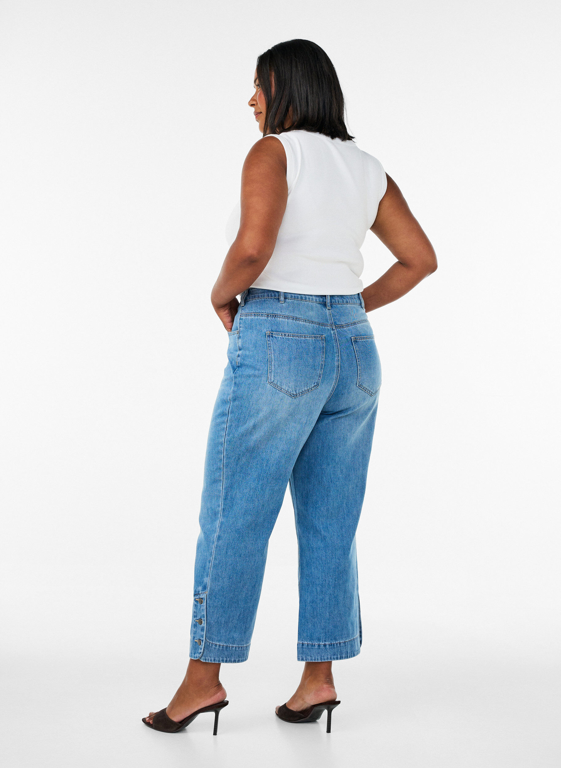 ZizziGecropte Kiana jeans met straight-fit en knoopdetails, Blauw, Model image number 1
