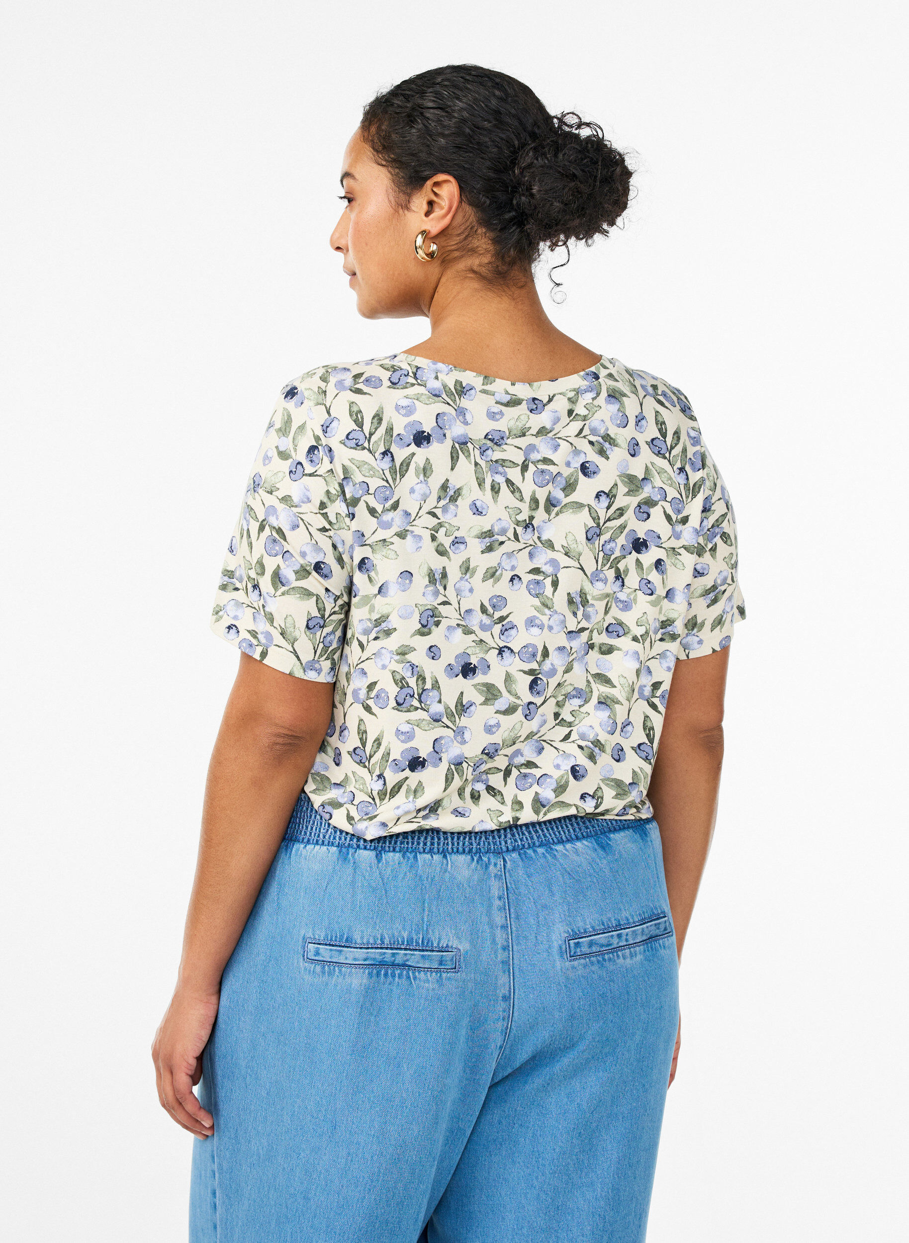 Zizzi T-shirt met bloemenprint, Vanille, Model image number 2