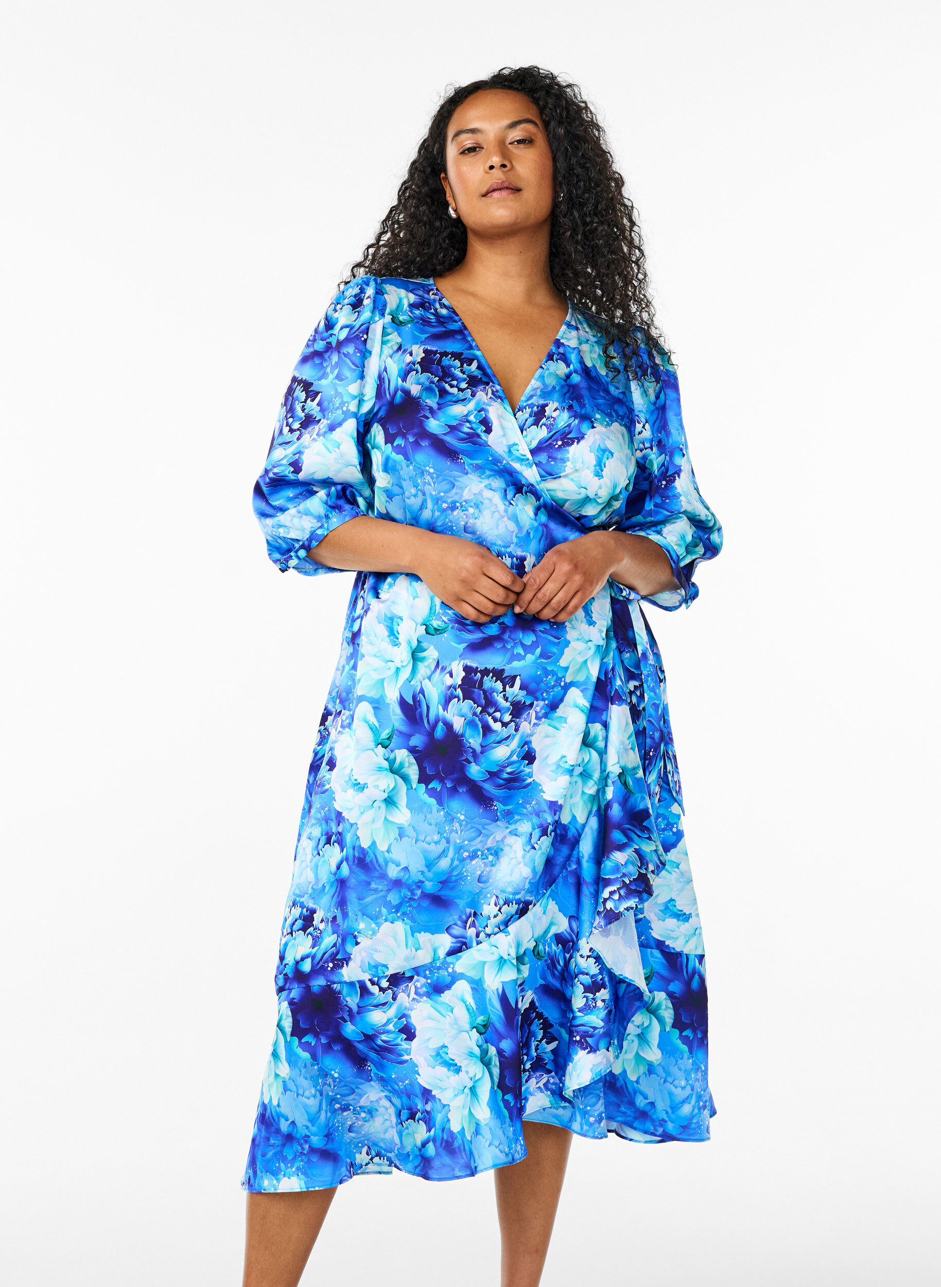 Zizzi Omslagjurk met bloemenprint met 3/4 mouwen, Blauw, Model image number 0