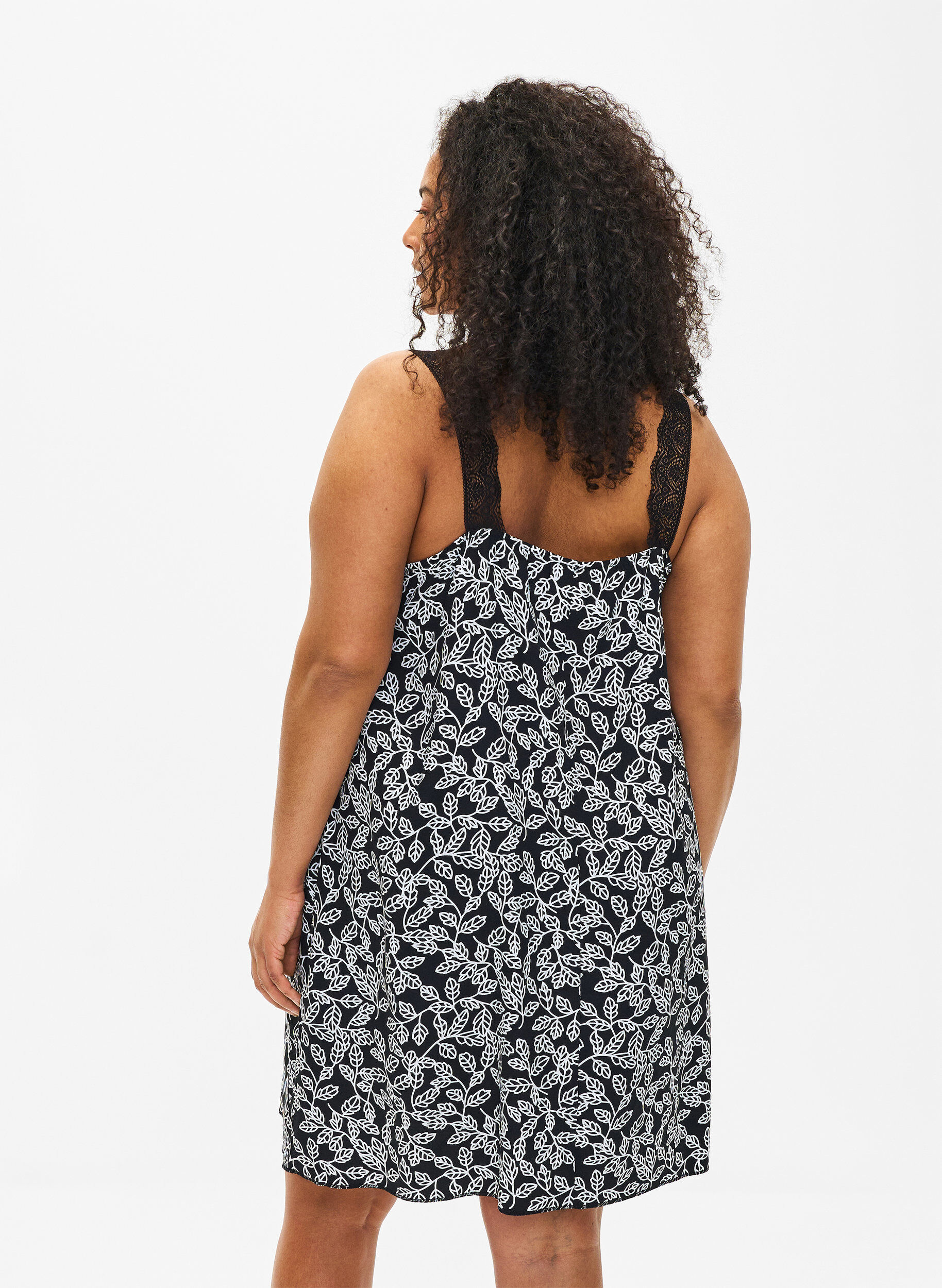 Zizzi Spaghetti-jurk van viscose met kant, Black w. Wh.Leaf AOP, Model image number 1