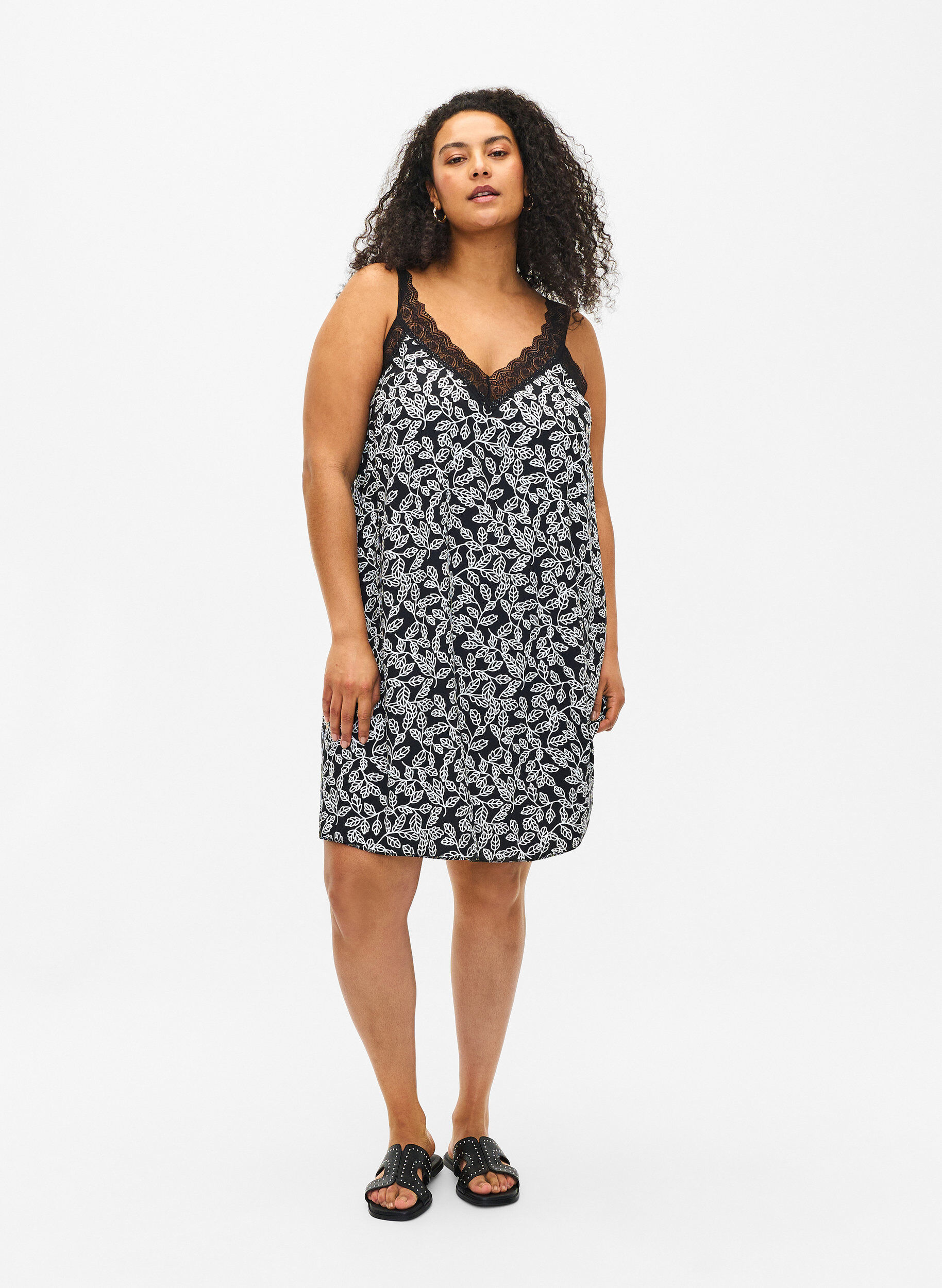 Zizzi Spaghetti-jurk van viscose met kant, Black w. Wh.Leaf AOP, Model image number 2
