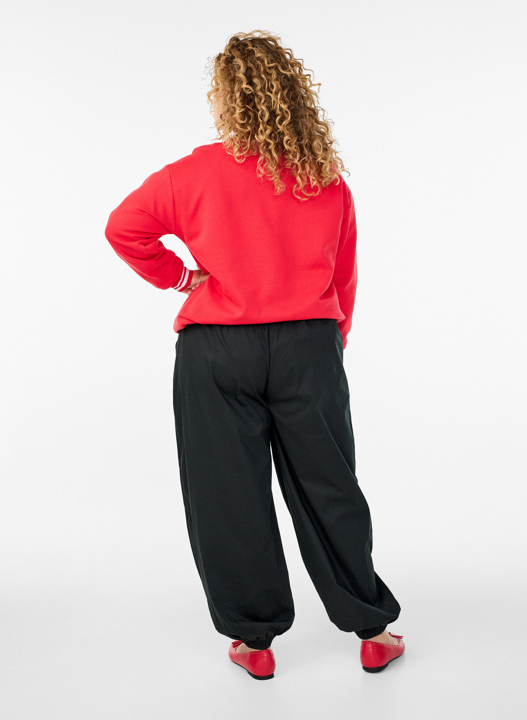 Zizzi Ballonbroek met zakken en een elastische tailleband, Zwart, Model image number 2