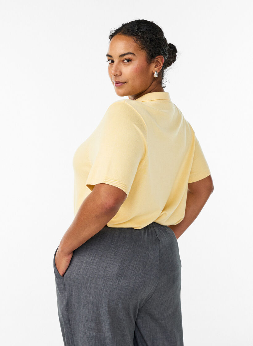 Fijngebreid poloshirt met korte mouwen, Geel, Model image number 2
