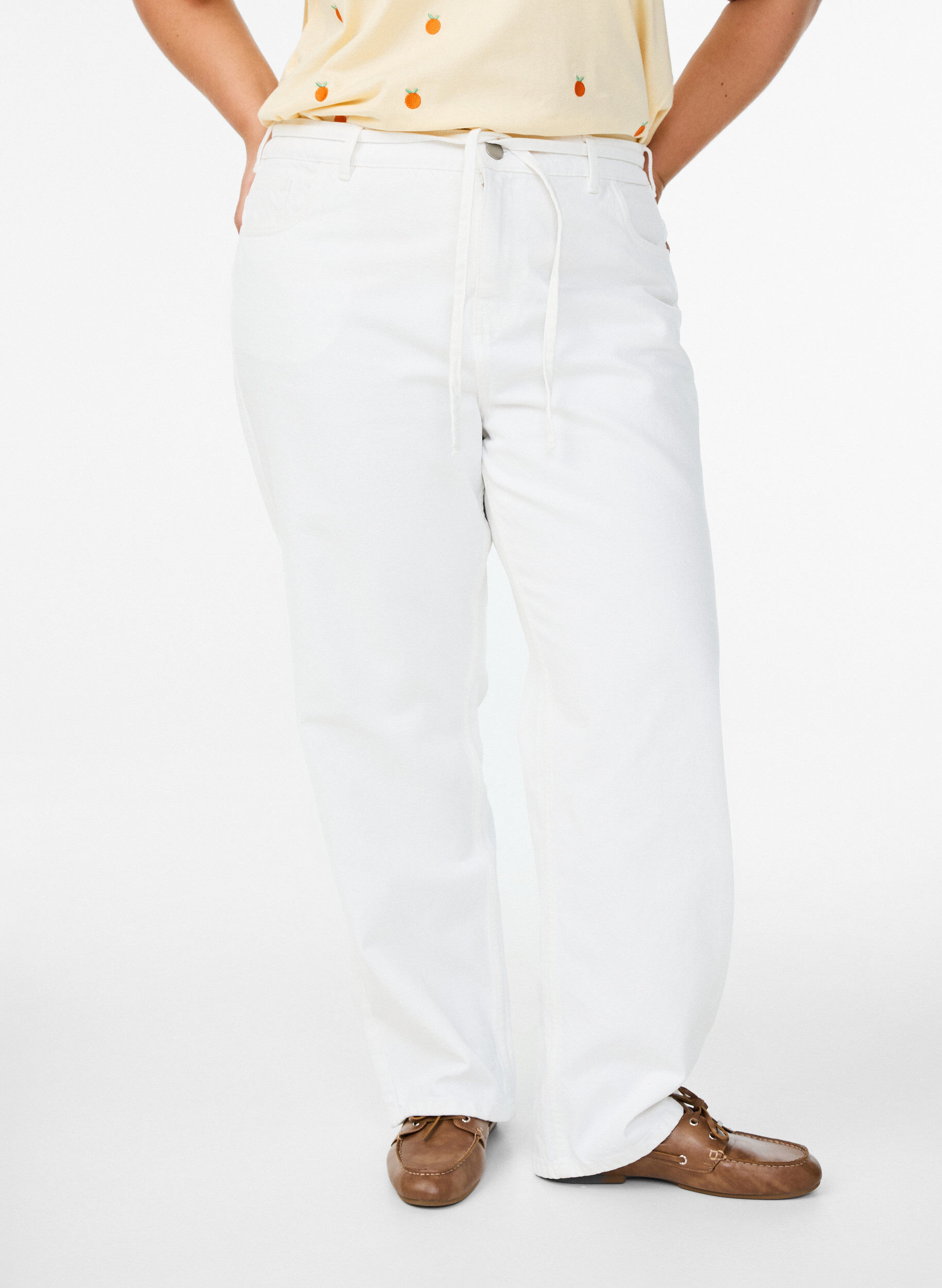 Zizzi Straight-fit jeans met een strikceintuur, Wit, Model image number 2