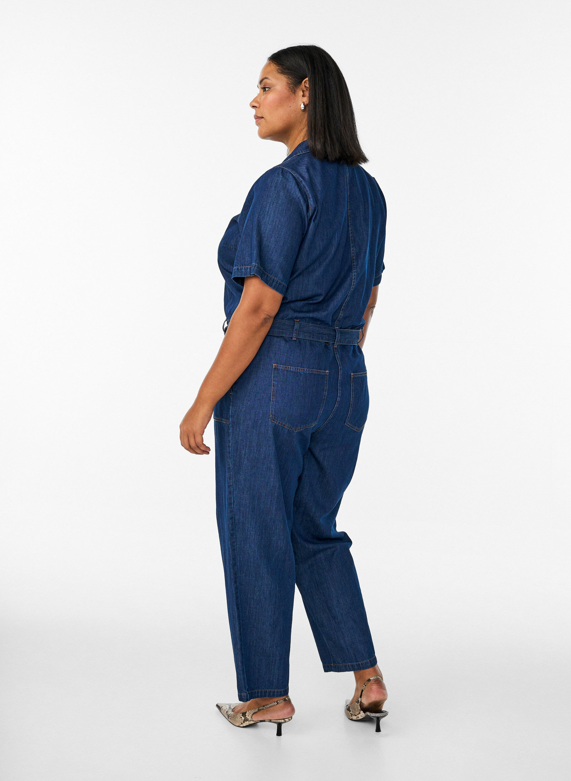 Zizzi Denim jumpsuit met korte mouwen en een strikceintuur, Blauw, Model image number 1