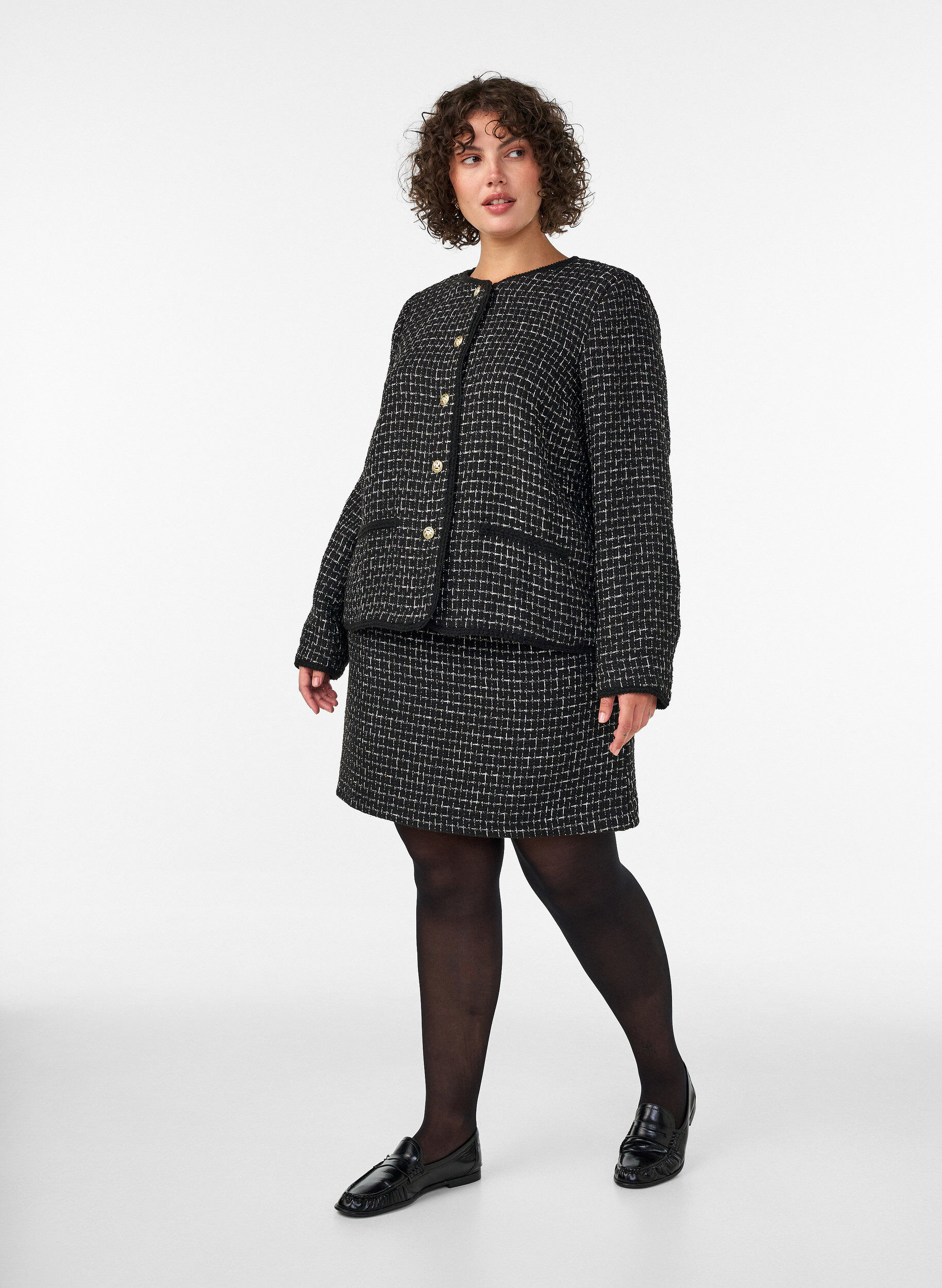 ZizziJasje in boucl&eacute; met goudkleurige knopen, Zwart, Model image number 1
