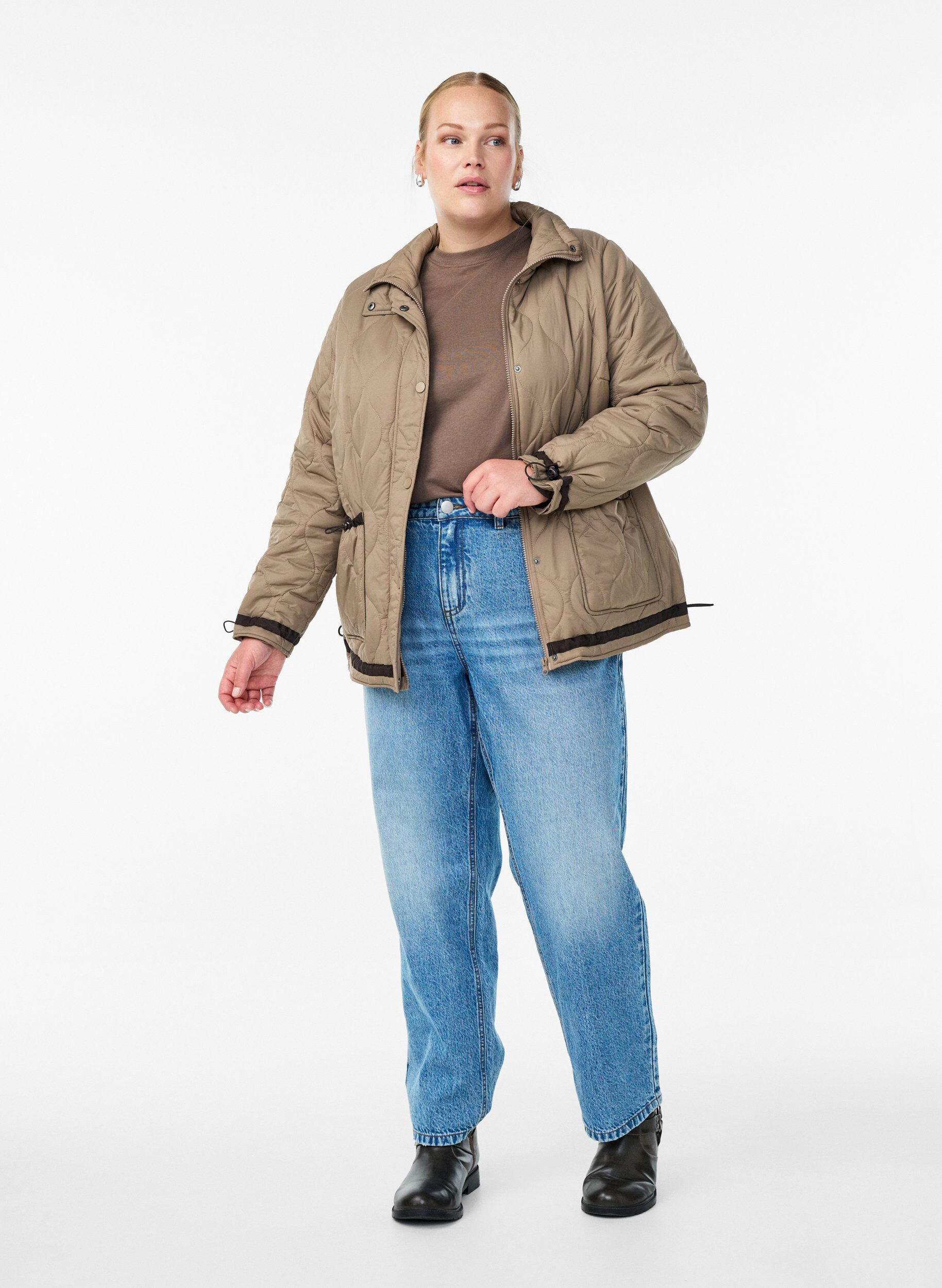 Zizzi Korte gewatteerde jas met contrastdetails, Beige, Model image number 1