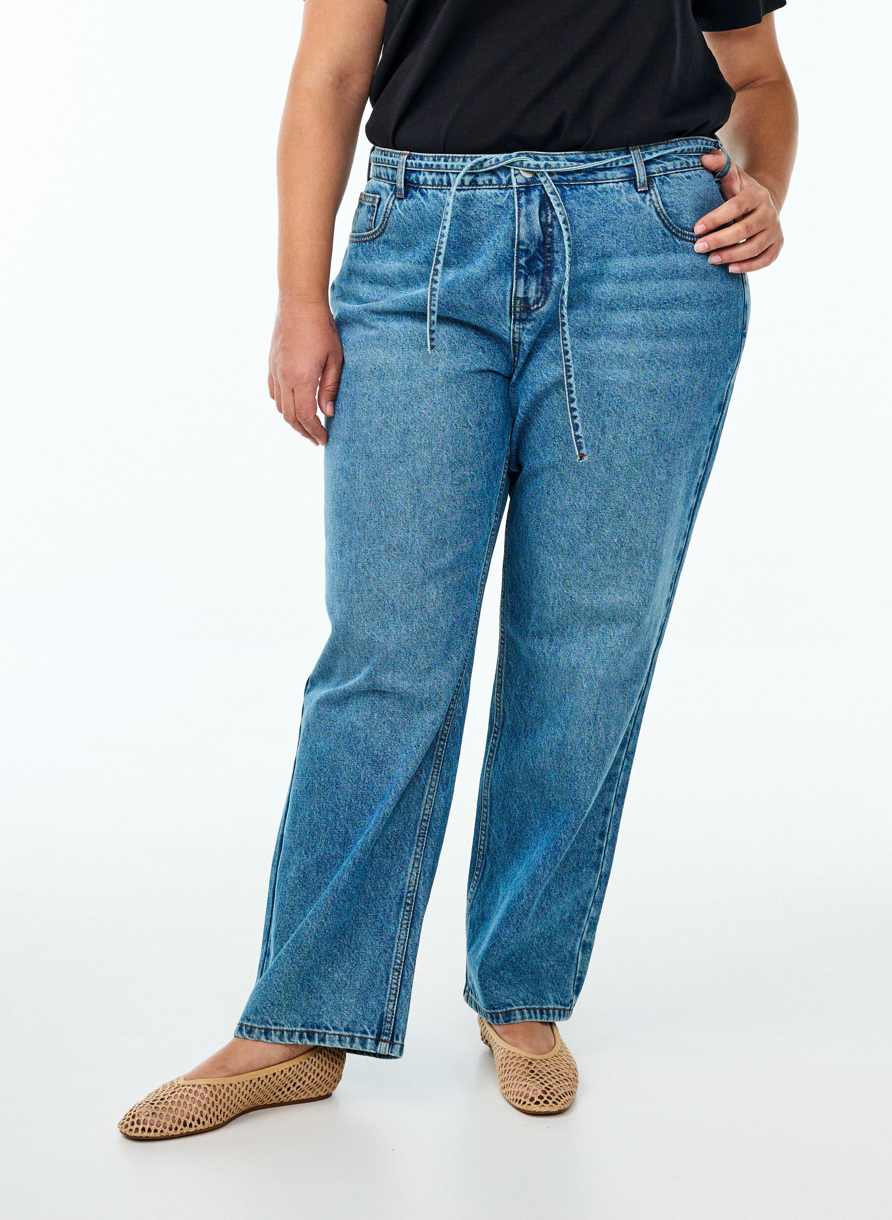 Zizzi Straight-fit jeans met een strikceintuur, Blauw, Model image number 2