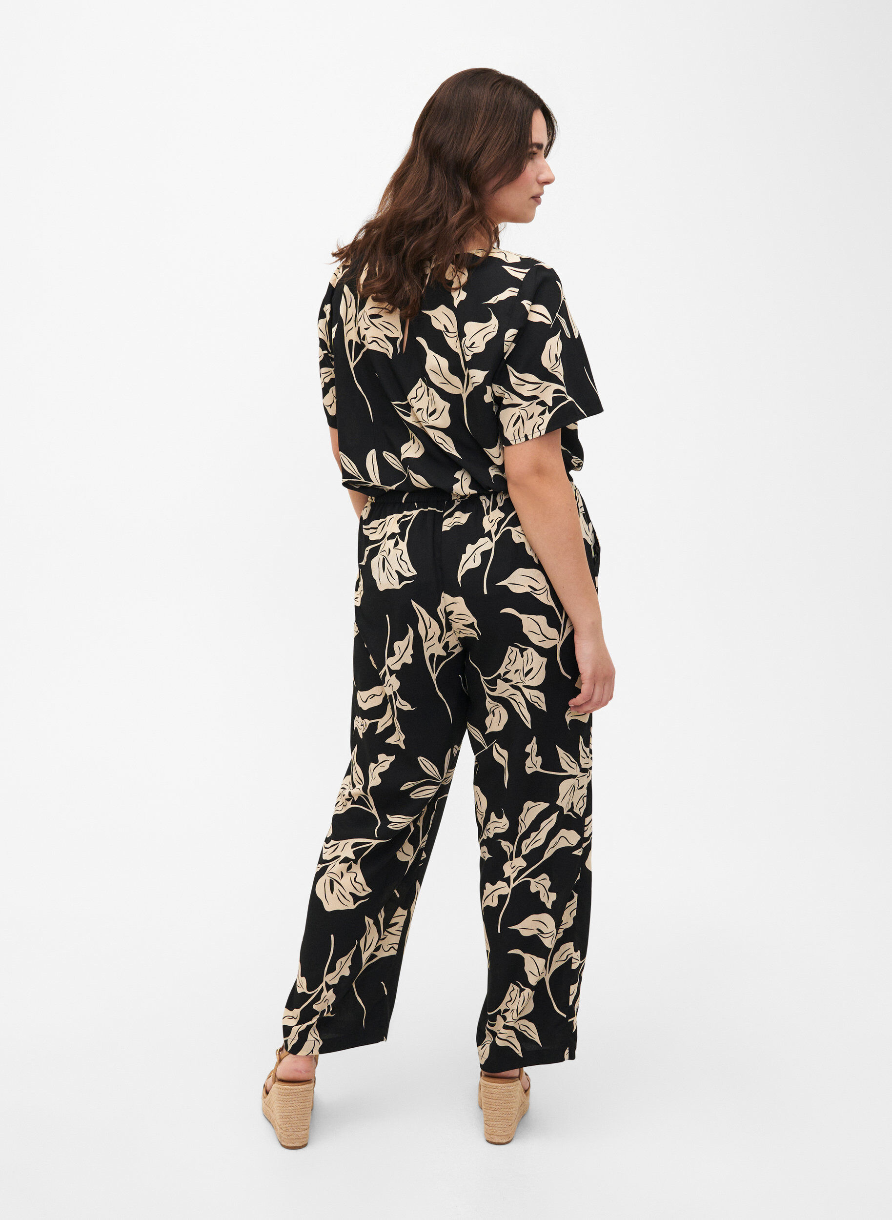 Zizzi FLASH - Broek met print en zakken, Black Off White Fl., Model image number 1