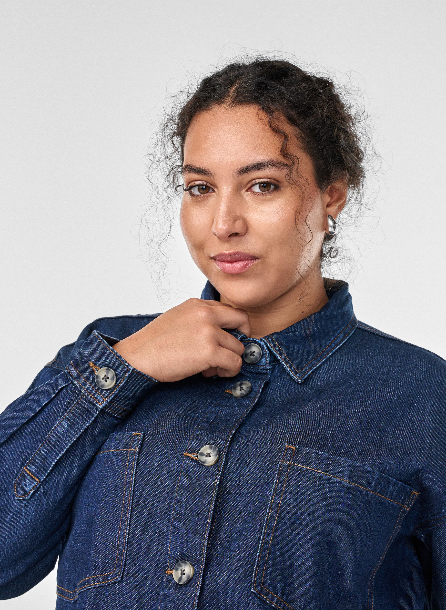 Zizzi Losse denimshirt met zakken op de borst, Blauw, Model image number 3