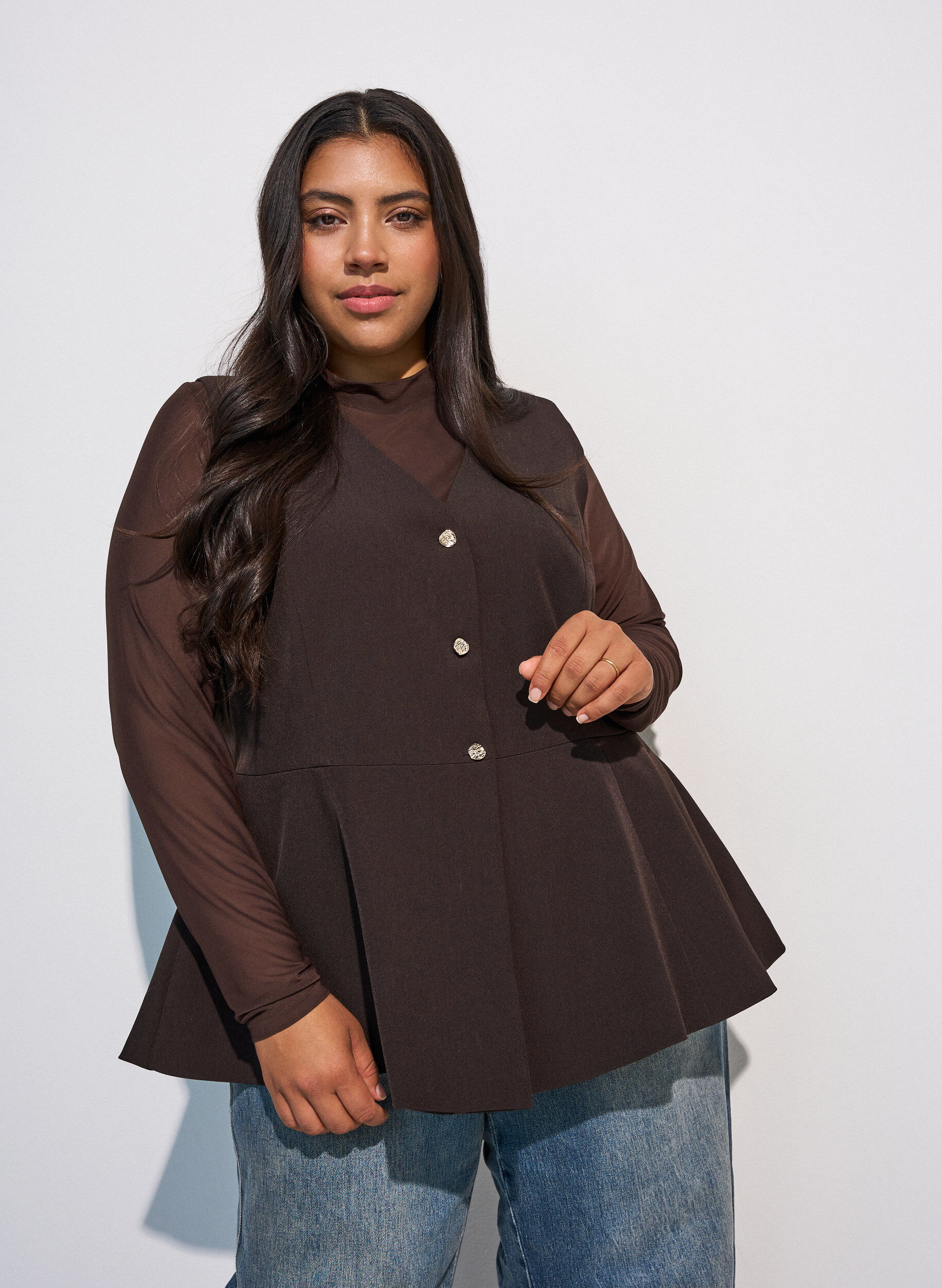 Getailleerde blouse van mesh met lange mouwen, Bruin, Model