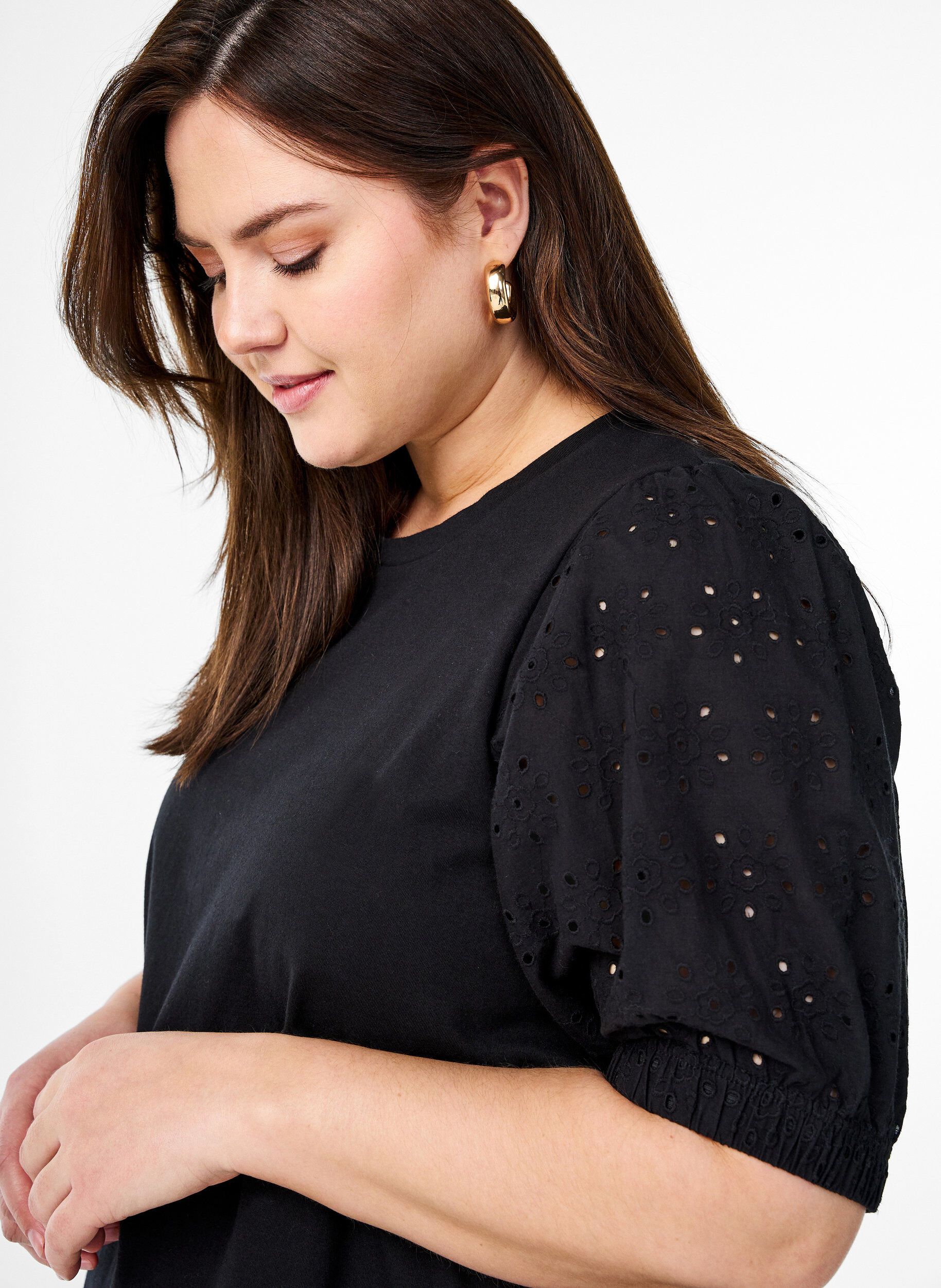 Zizzi T-shirt met mouwen van broderie anglaise, Zwart, Model image number 3