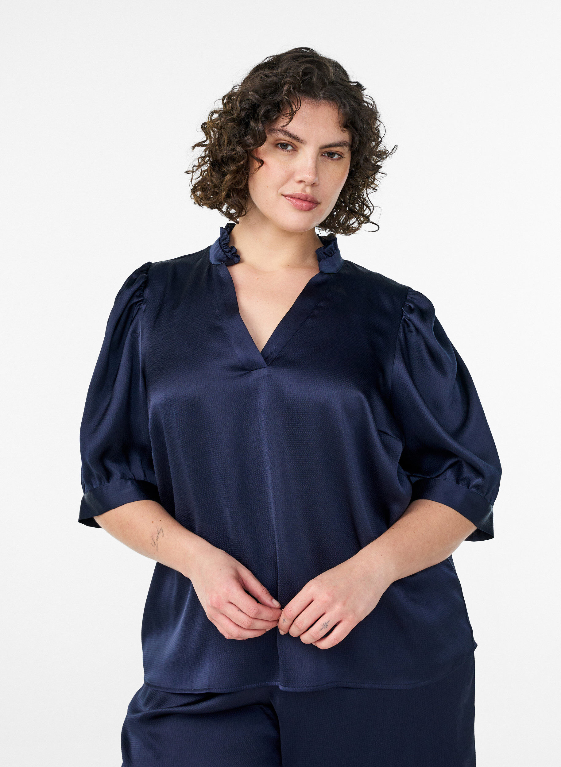Blouse met satinlook, 1/2-mouwen en rucheskraag, Blauw, Model