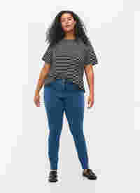 super slim fit Amy jeans met hoge taille, Mid Blue, Model