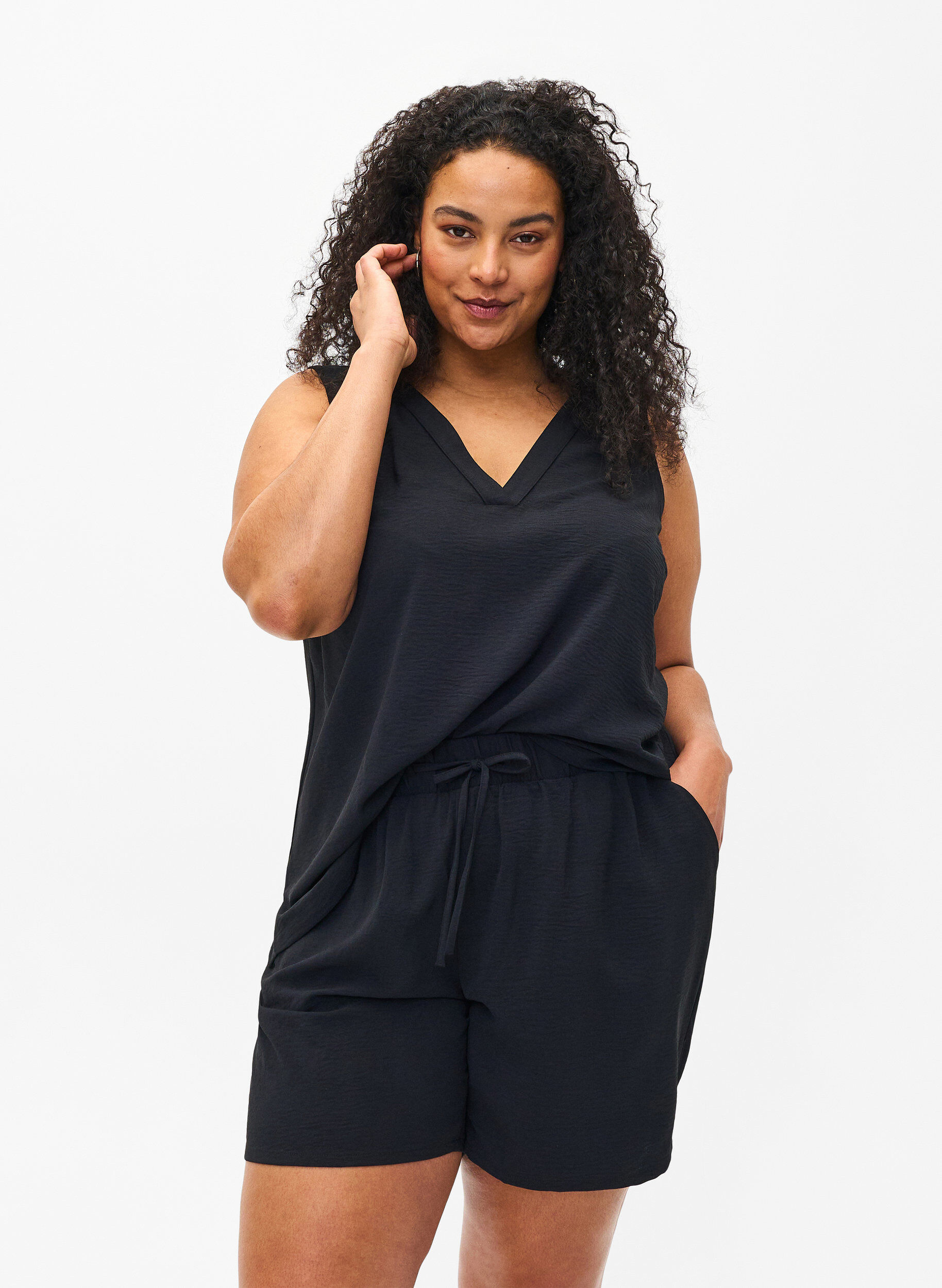 Korte broek met zakken en elastische tailleband, Zwart, Model