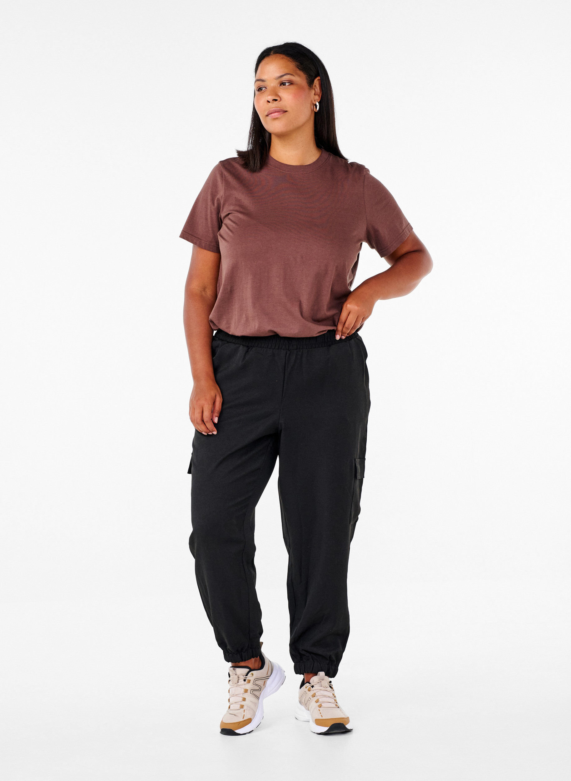 Zizzi Broek met cargozakken en een elastische taille, Zwart, Model image number 0