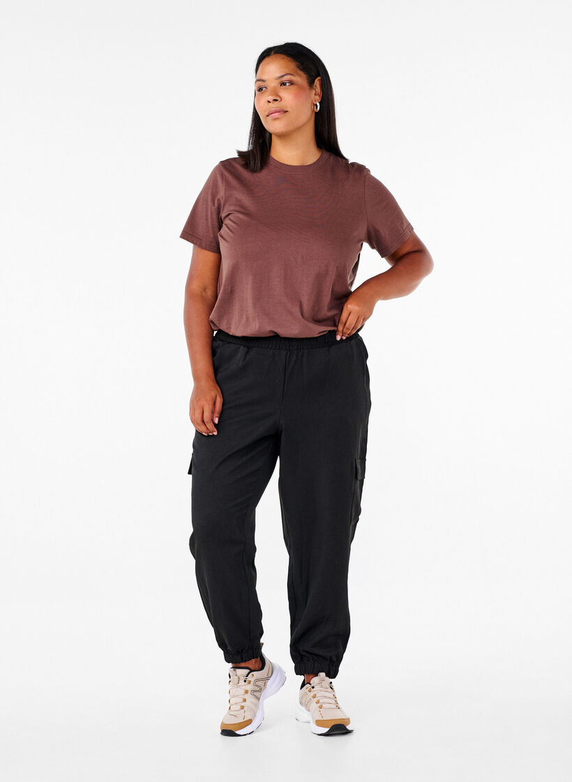Broek met cargozakken en een elastische taille, Zwart, Model image number 0