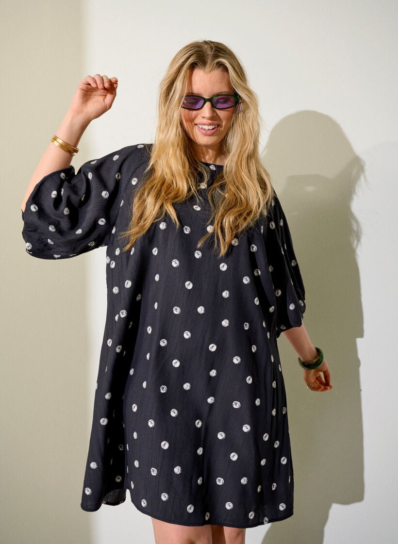 Korte viscose jurk met ballonmouwen, Zwart, Image