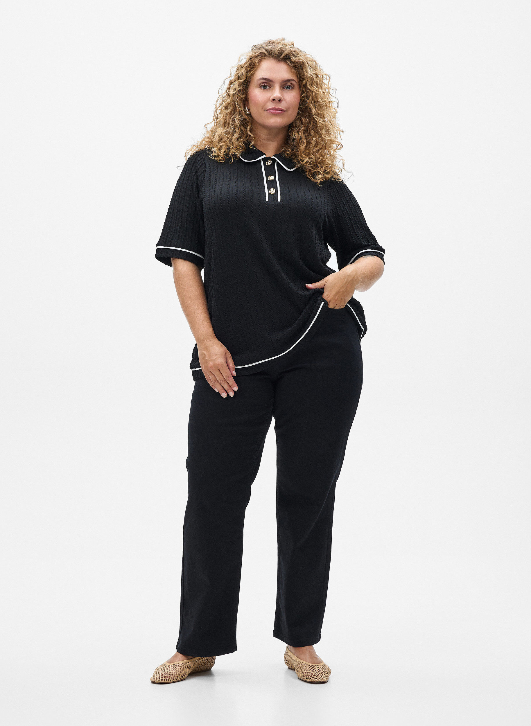 Zizzi Jersey poloshirt met textuur en contrasterende biezen, Zwart, Model image number 1