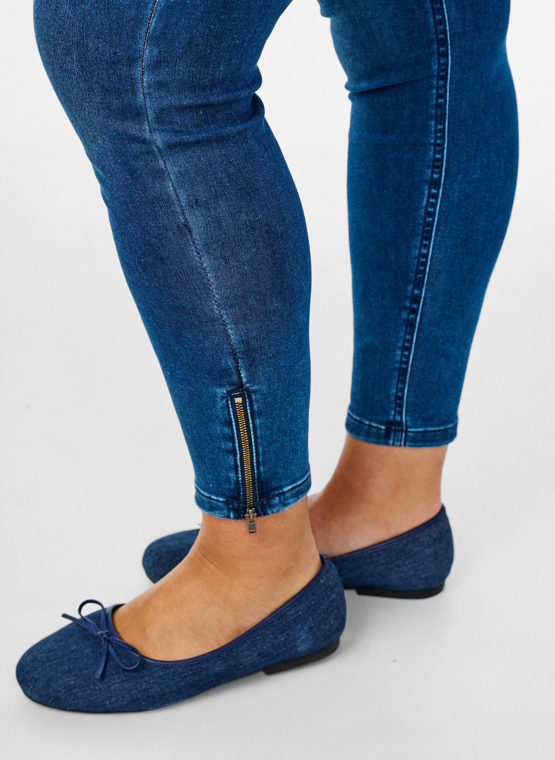 Zizzi Gecropte Amy jeans met ritssluiting details, Blauw, Model image number 2