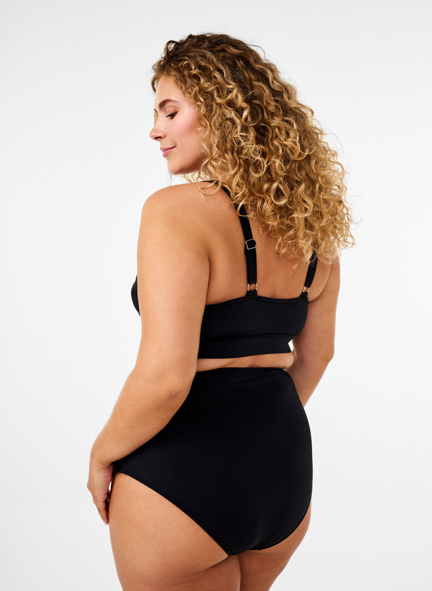 Zizzi Bikinitop met ruches en uitneembare pads, Zwart, Model image number 2