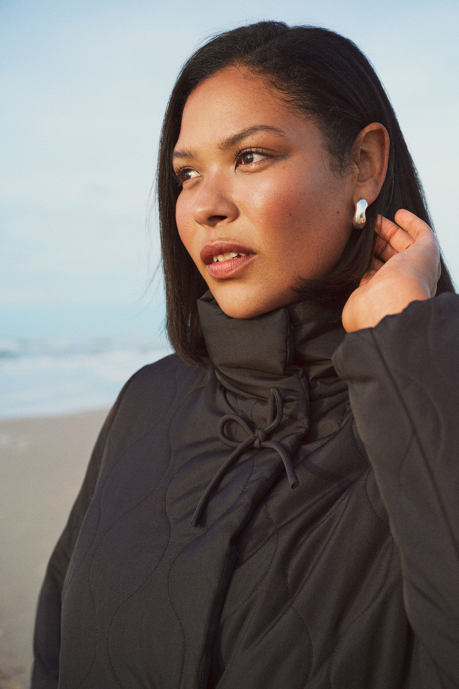 Zizzi Korte gewatteerde jas met strikken, , Model