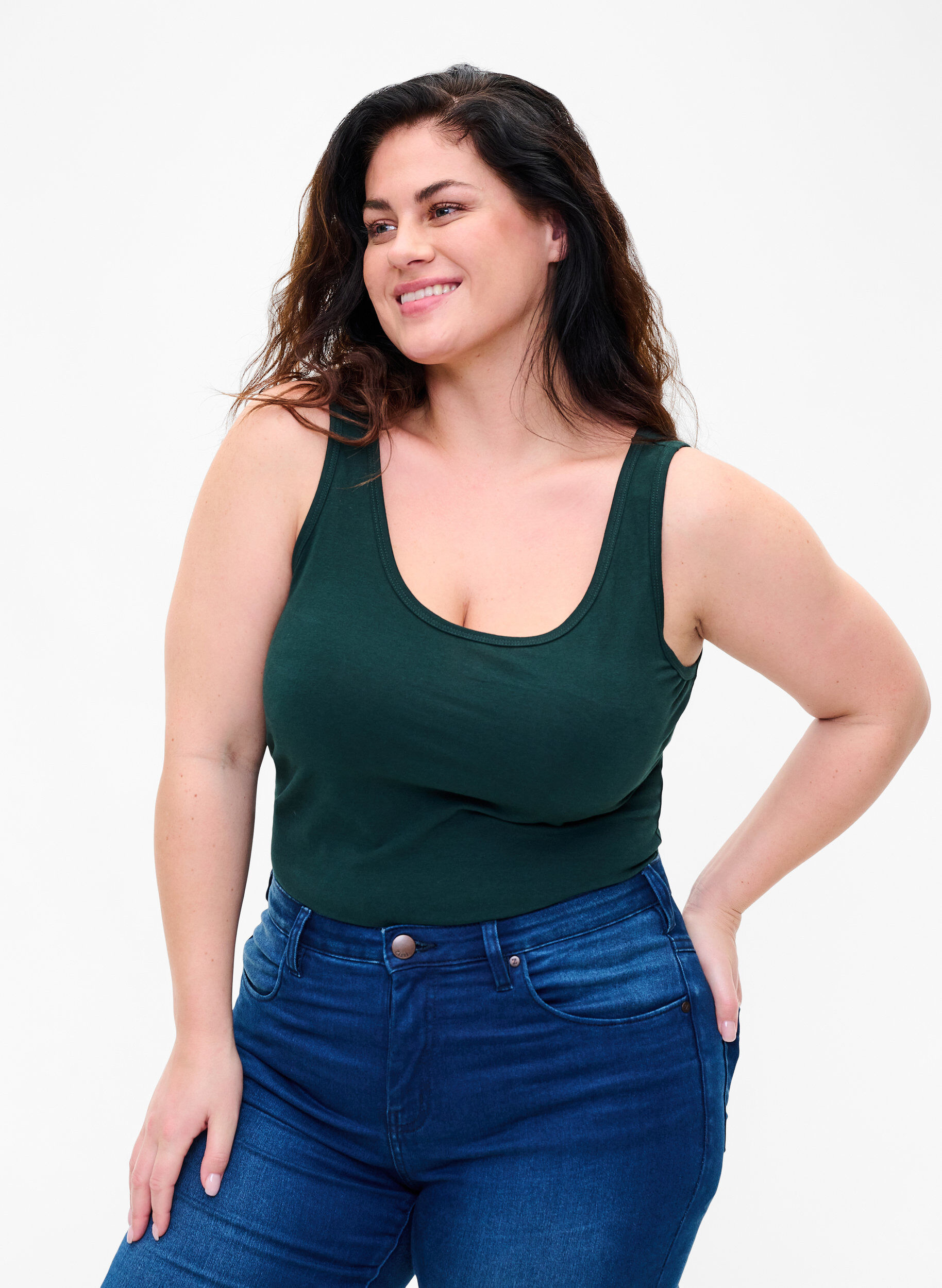 Zizzi Effen gekleurd basic top in katoen, Groen, Model image number 0