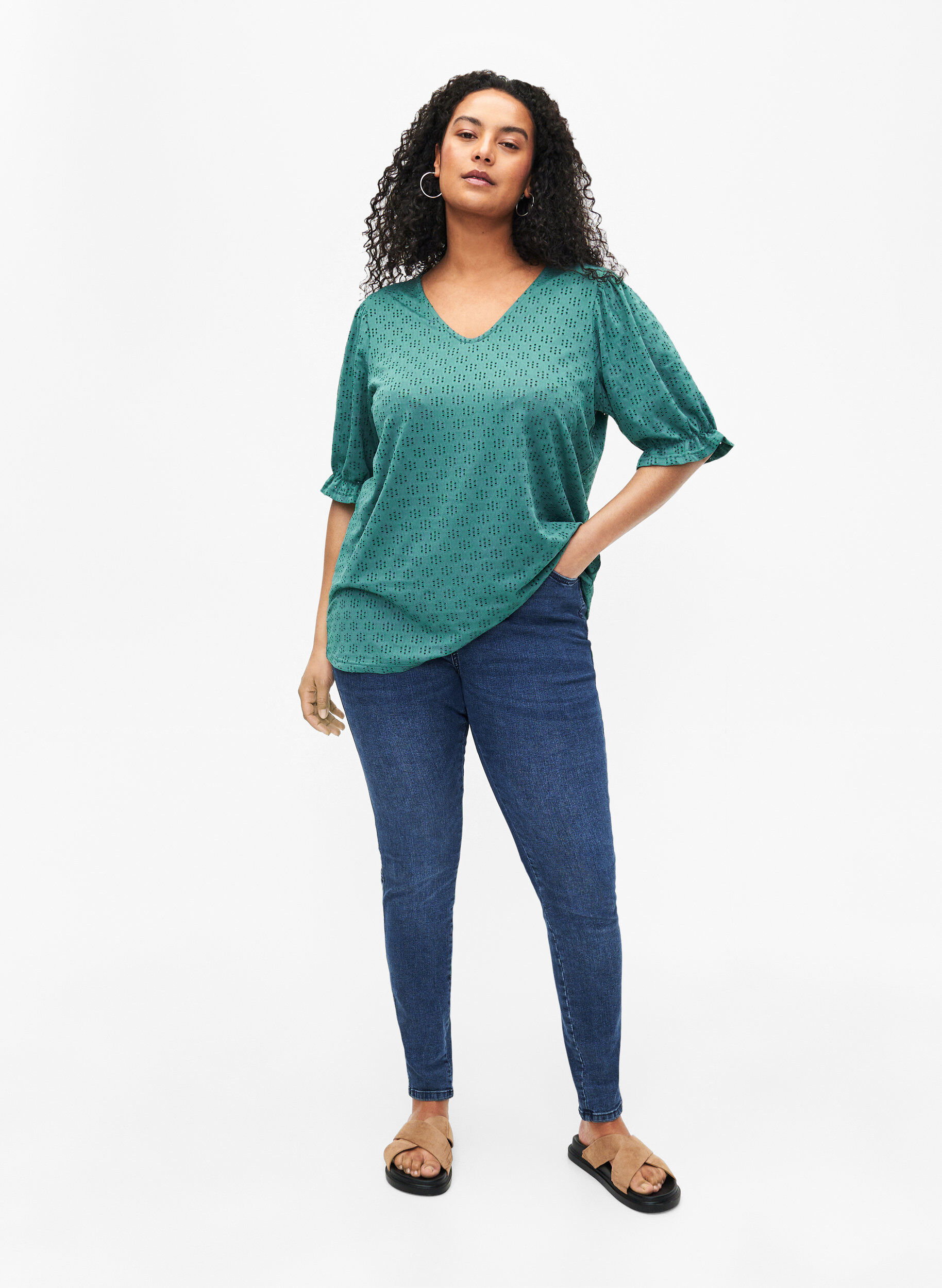 Zizzi Blouse met V-hals en gaatjespatroon, Sea Pine, Model image number 2