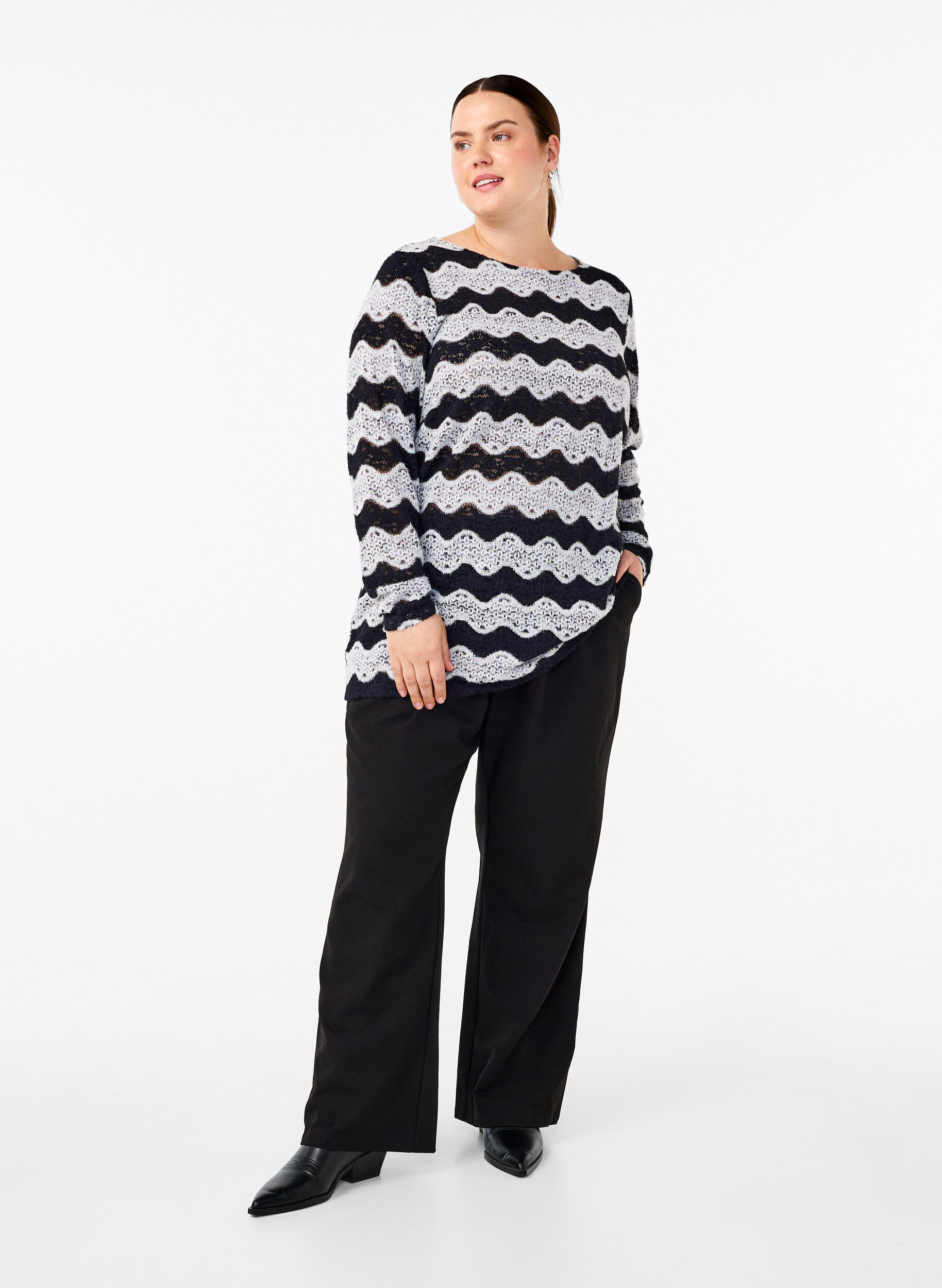 Zizzi Gebreide blouse met golfpatroon, Black Stripe, Model image number 2
