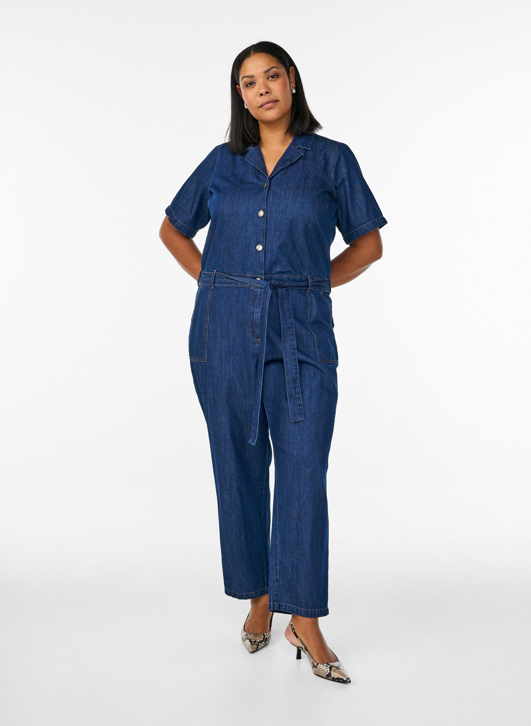 Zizzi Denim jumpsuit met korte mouwen en een strikceintuur, Blauw, Model image number 0