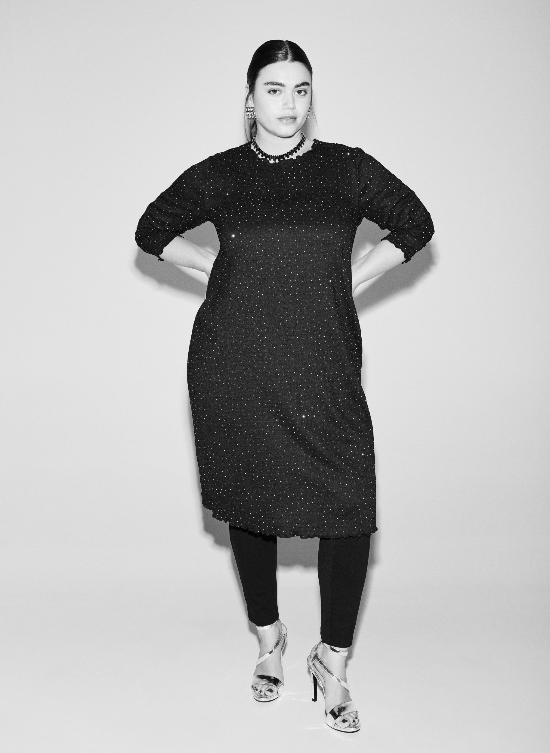 Zizzi Jurk met strassteentjes en geschulpte randen, Zwart, Image image number 0