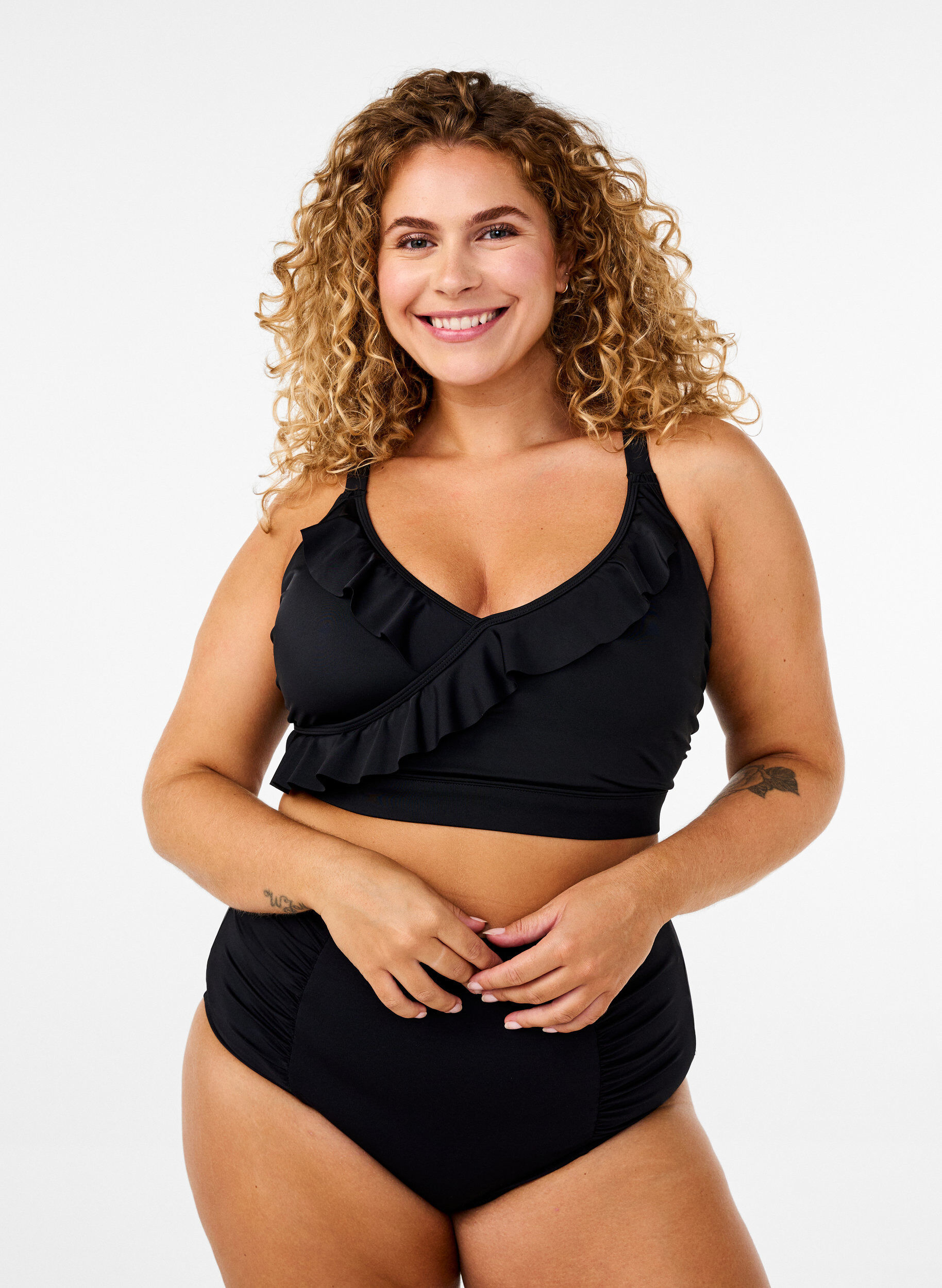 Zizzi Bikinitop met ruches en uitneembare pads, Zwart, Model image number 1