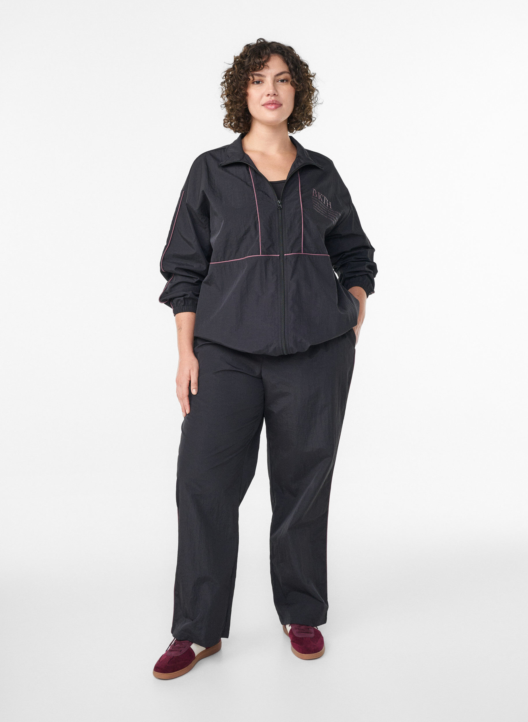 Zizzi Lichtgewicht jack met contrasterende biezen, Zwart, Model image number 1