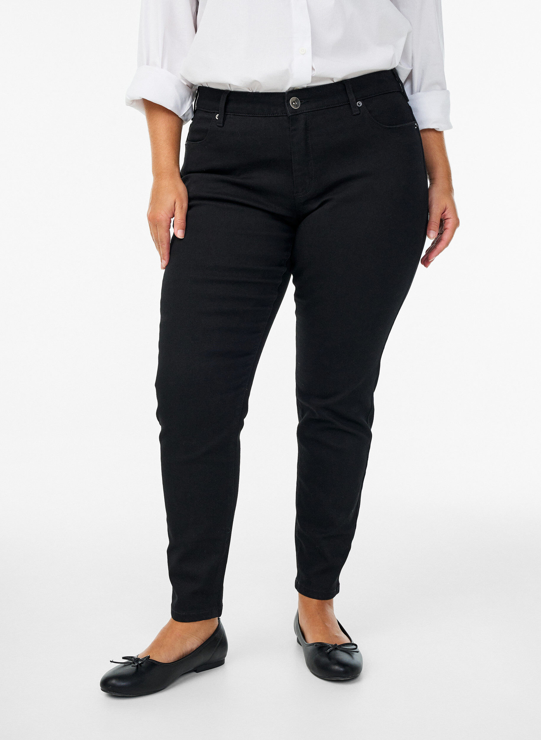 Zizzi Slim-fit Emily jeans met normale taille, Zwart, Model image number 2