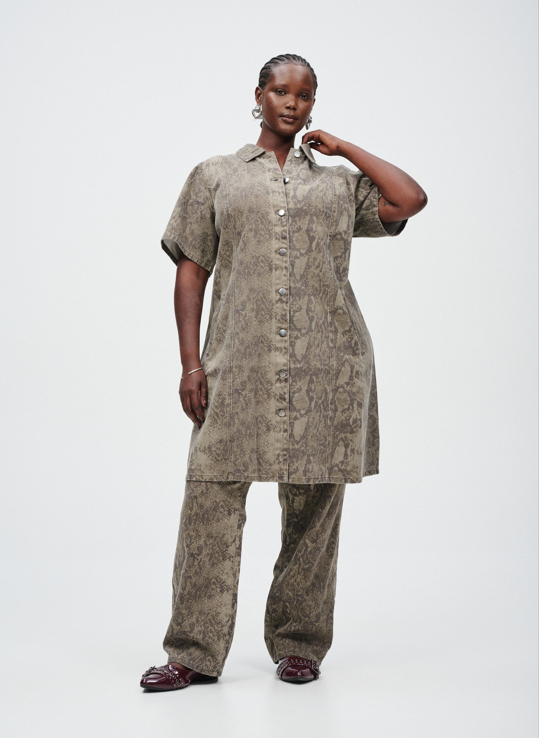 Zizzi Korte denim overhemdjurk met slangenprint, Bruin, Image image number 0